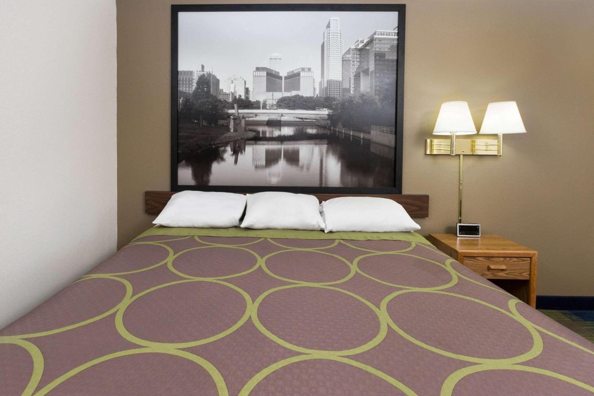 Super 8 by Wyndham Columbus photo 12