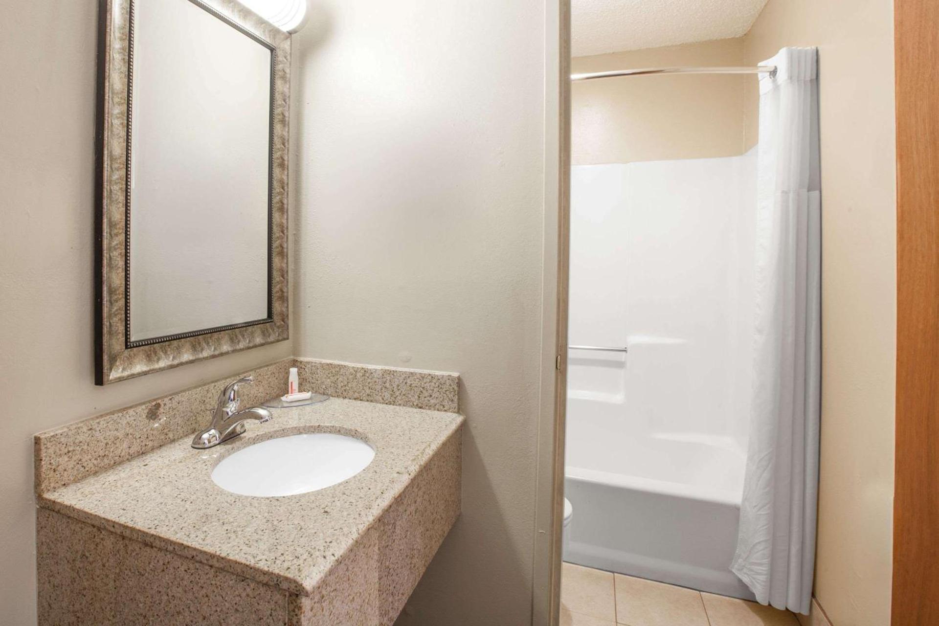 Super 8 by Wyndham Natchitoches photo 6