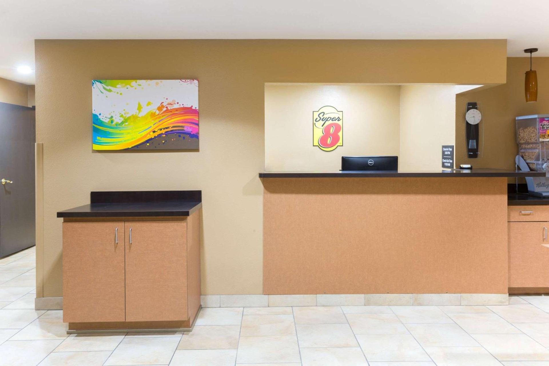 Super 8 by Wyndham Radcliff Ft. Knox Area photo 13