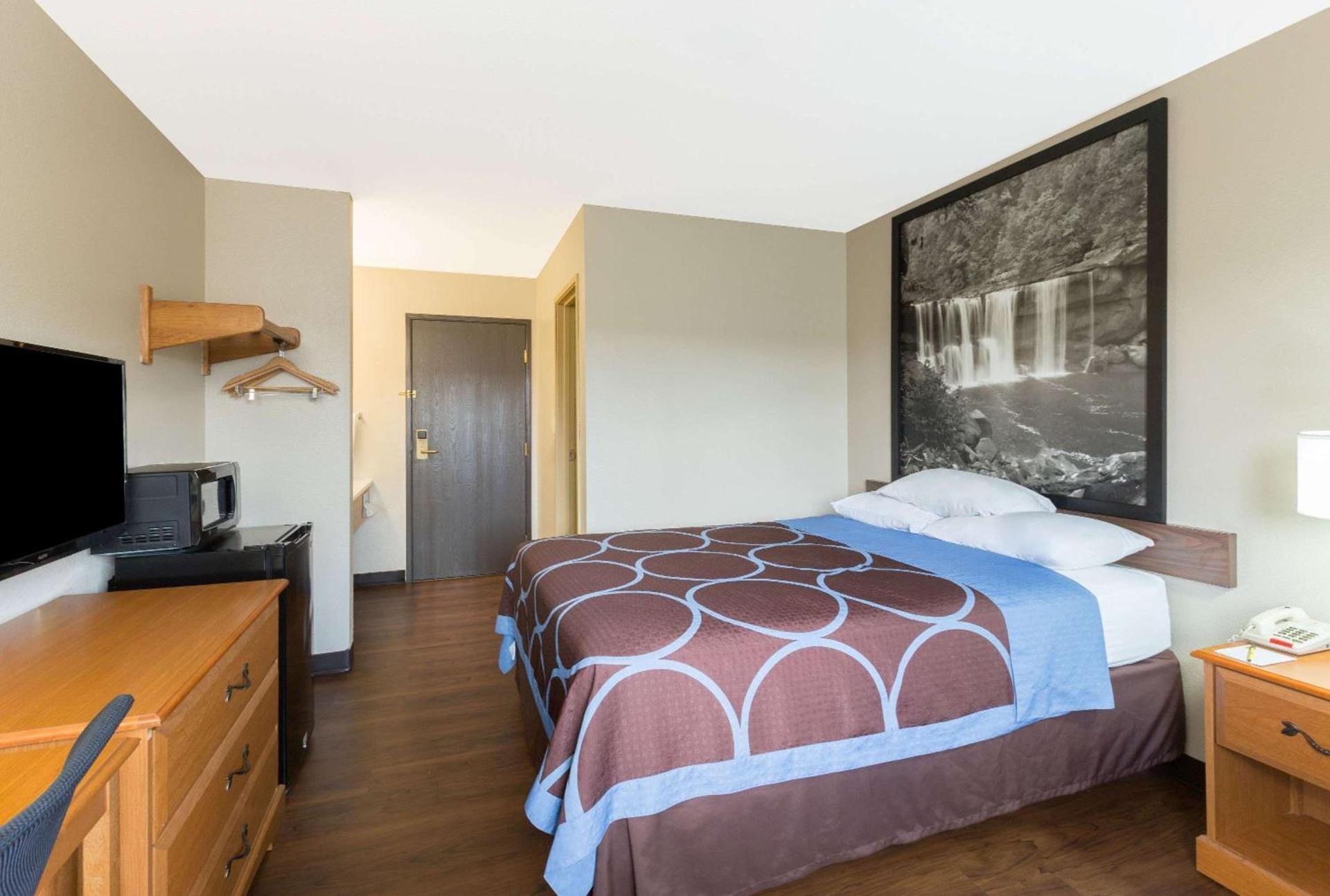 Super 8 by Wyndham Radcliff Ft. Knox Area photo 15