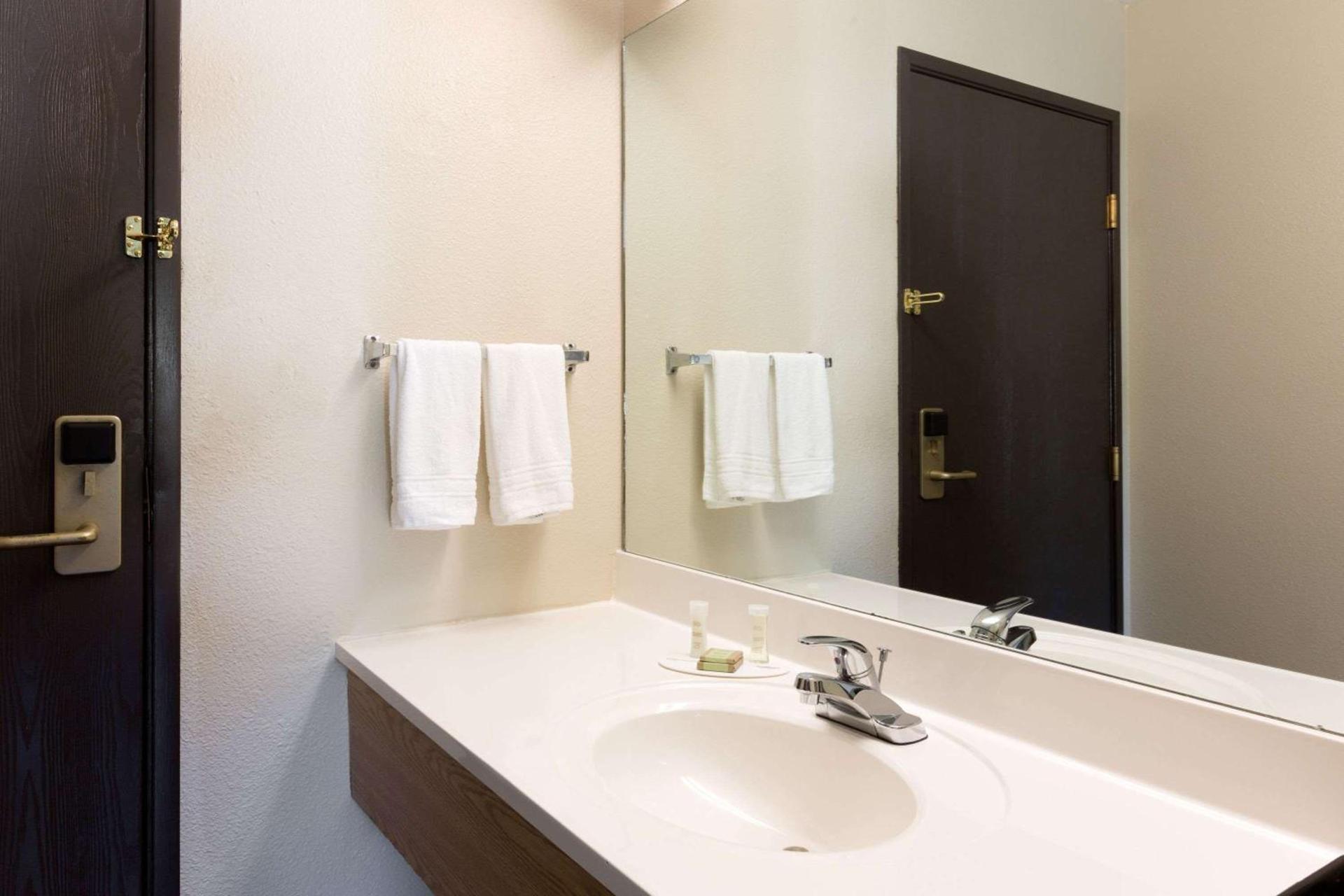 Super 8 by Wyndham Radcliff Ft. Knox Area photo 20