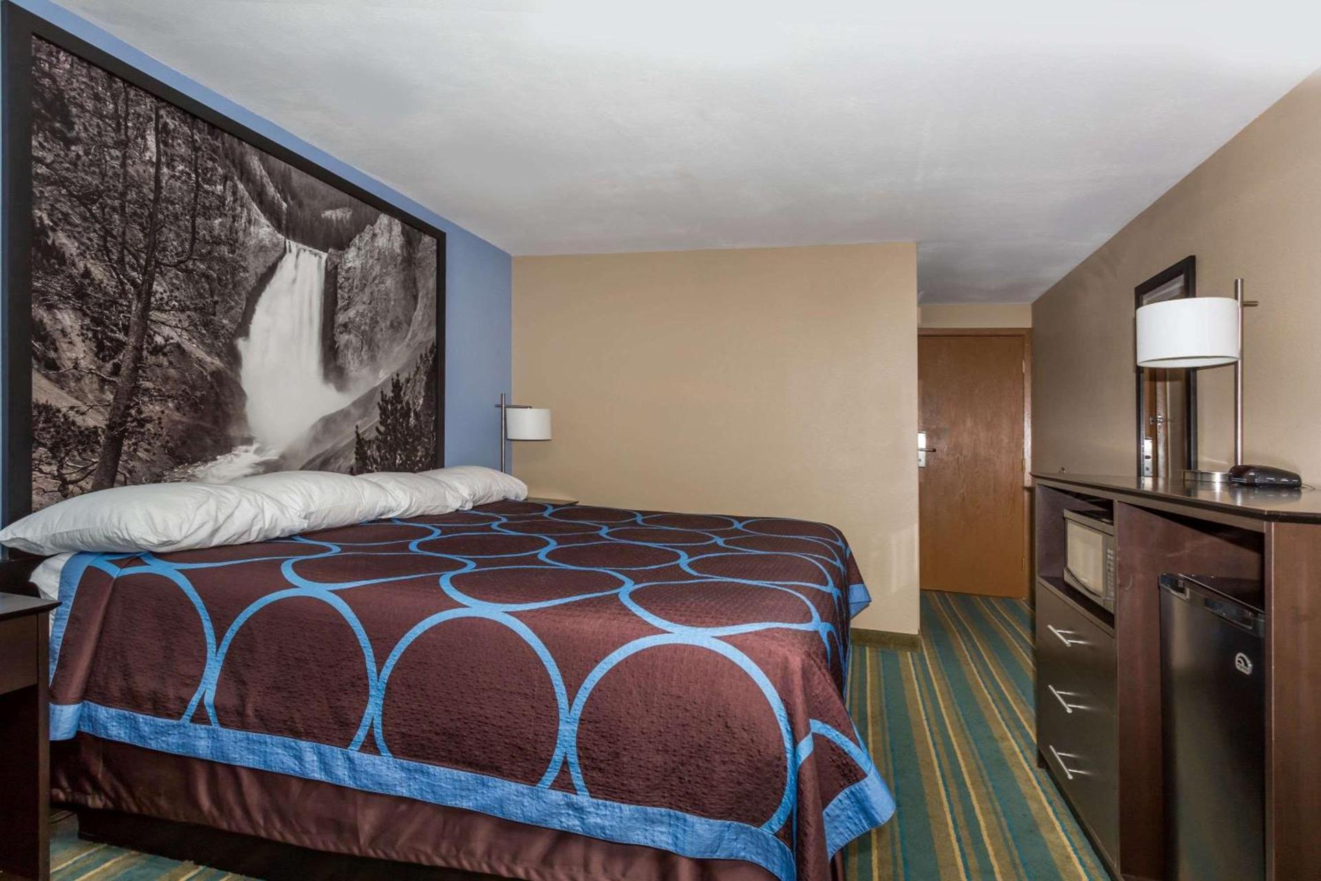 Super 8 by Wyndham Douglas photo 9