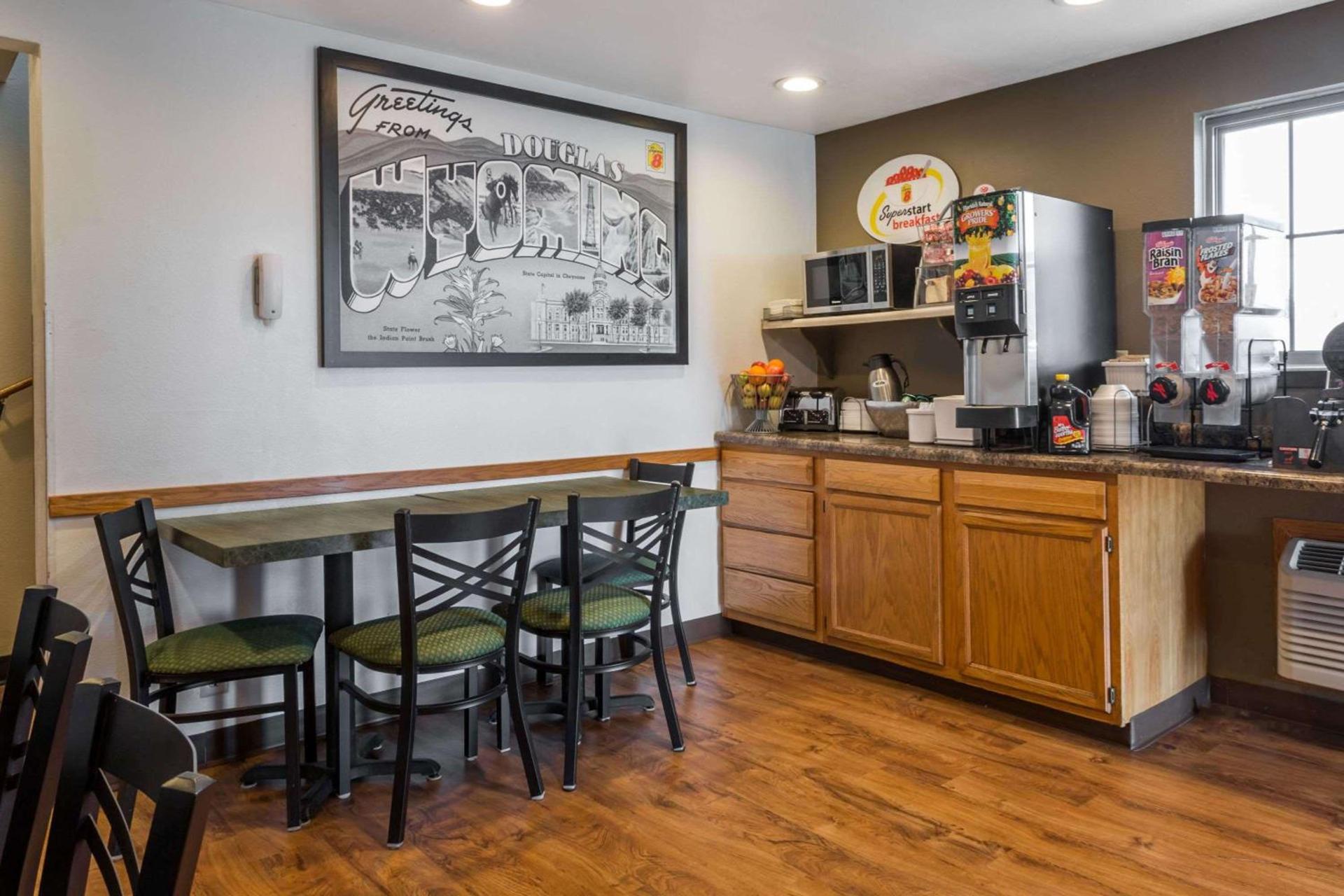 Super 8 by Wyndham Douglas photo 10