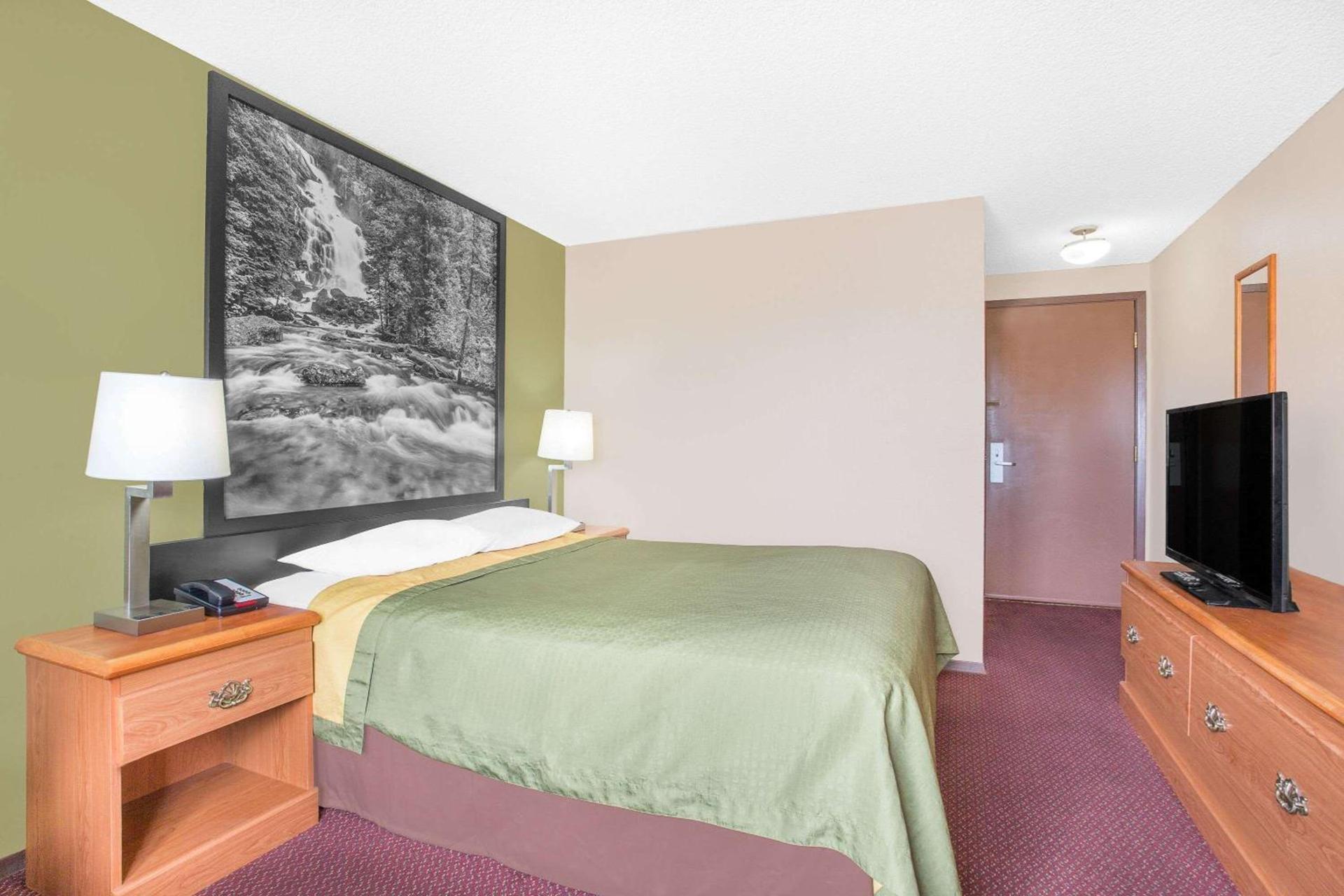 Super 8 by Wyndham Riverton photo 10