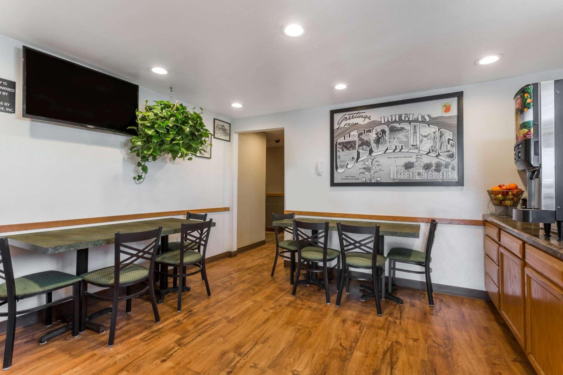 Super 8 by Wyndham Douglas photo 15