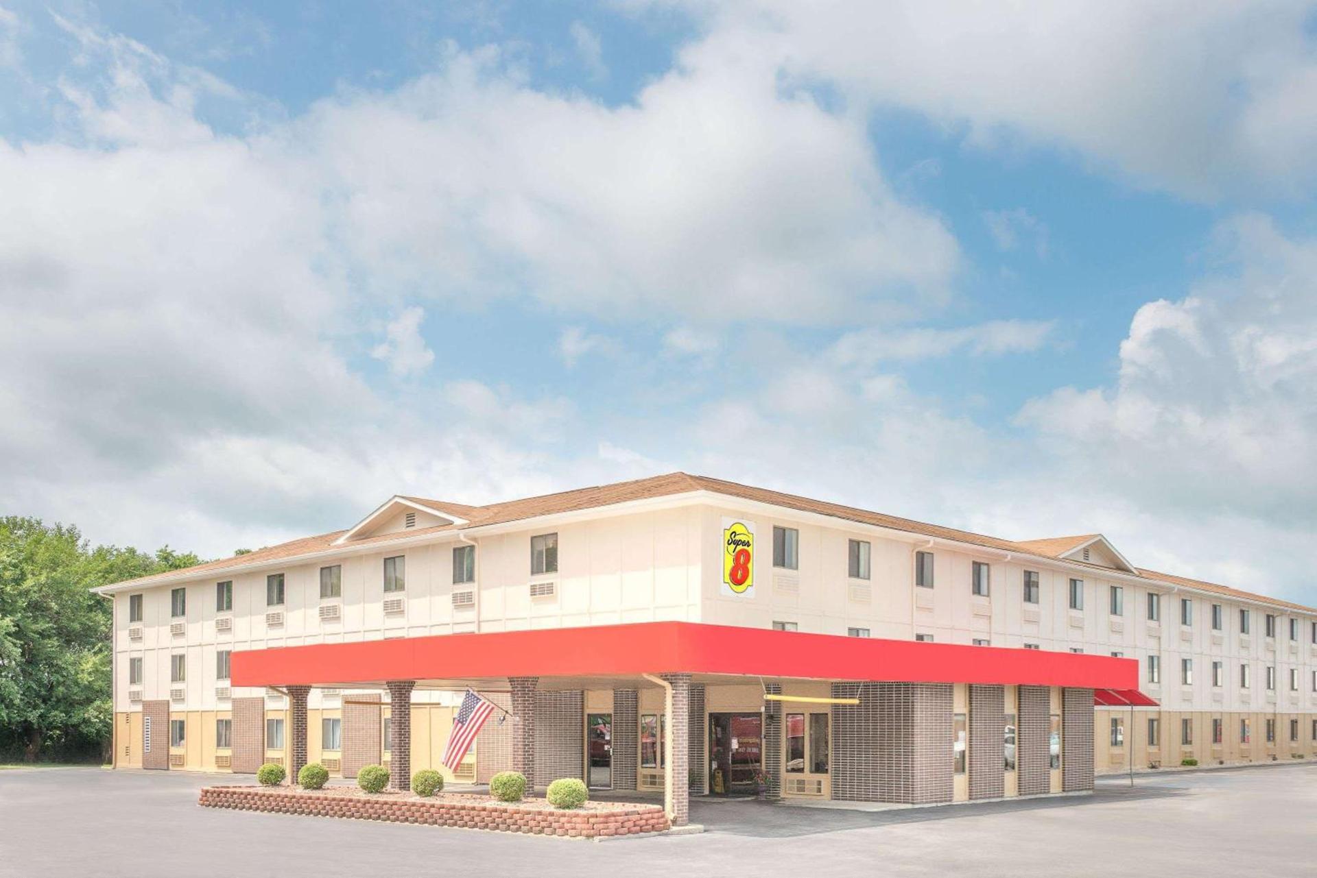Super 8 by Wyndham Terre Haute photo 2