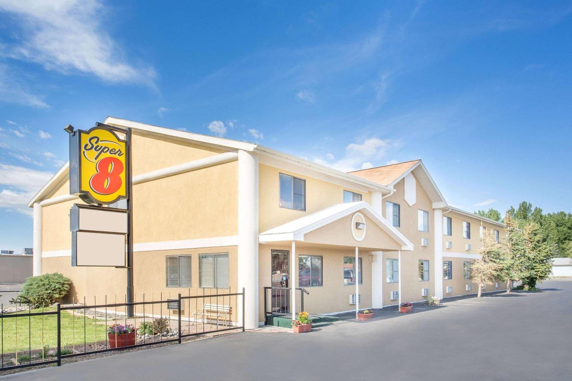 Super 8 by Wyndham Riverton photo 2