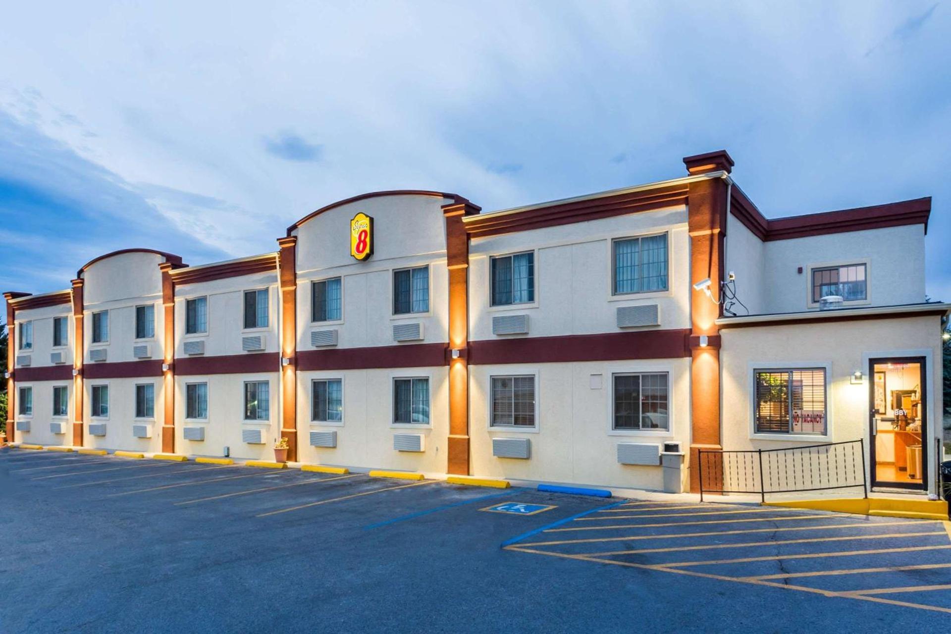 Super 8 by Wyndham Douglas photo 20