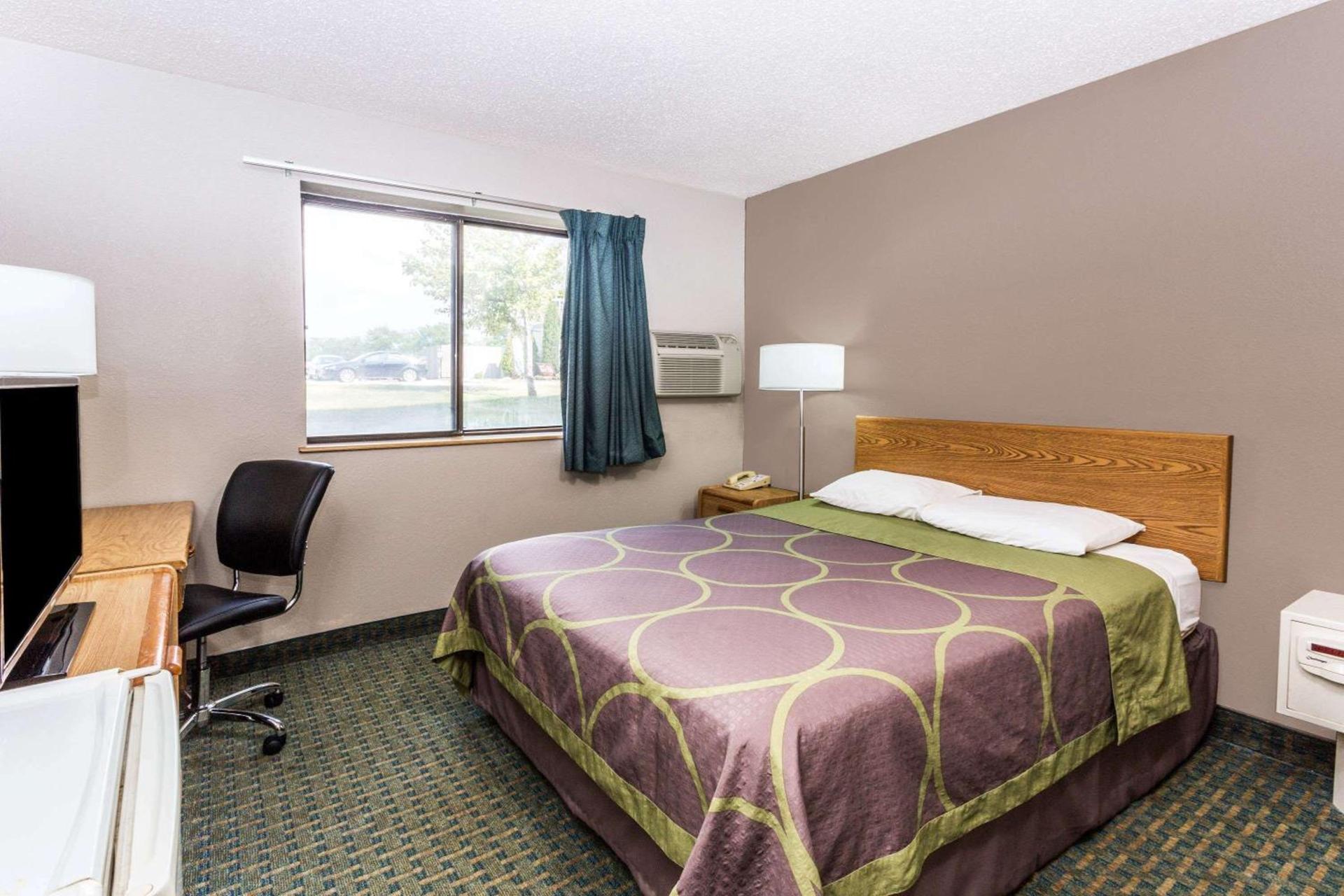 Super 8 by Wyndham St. Charles photo 4