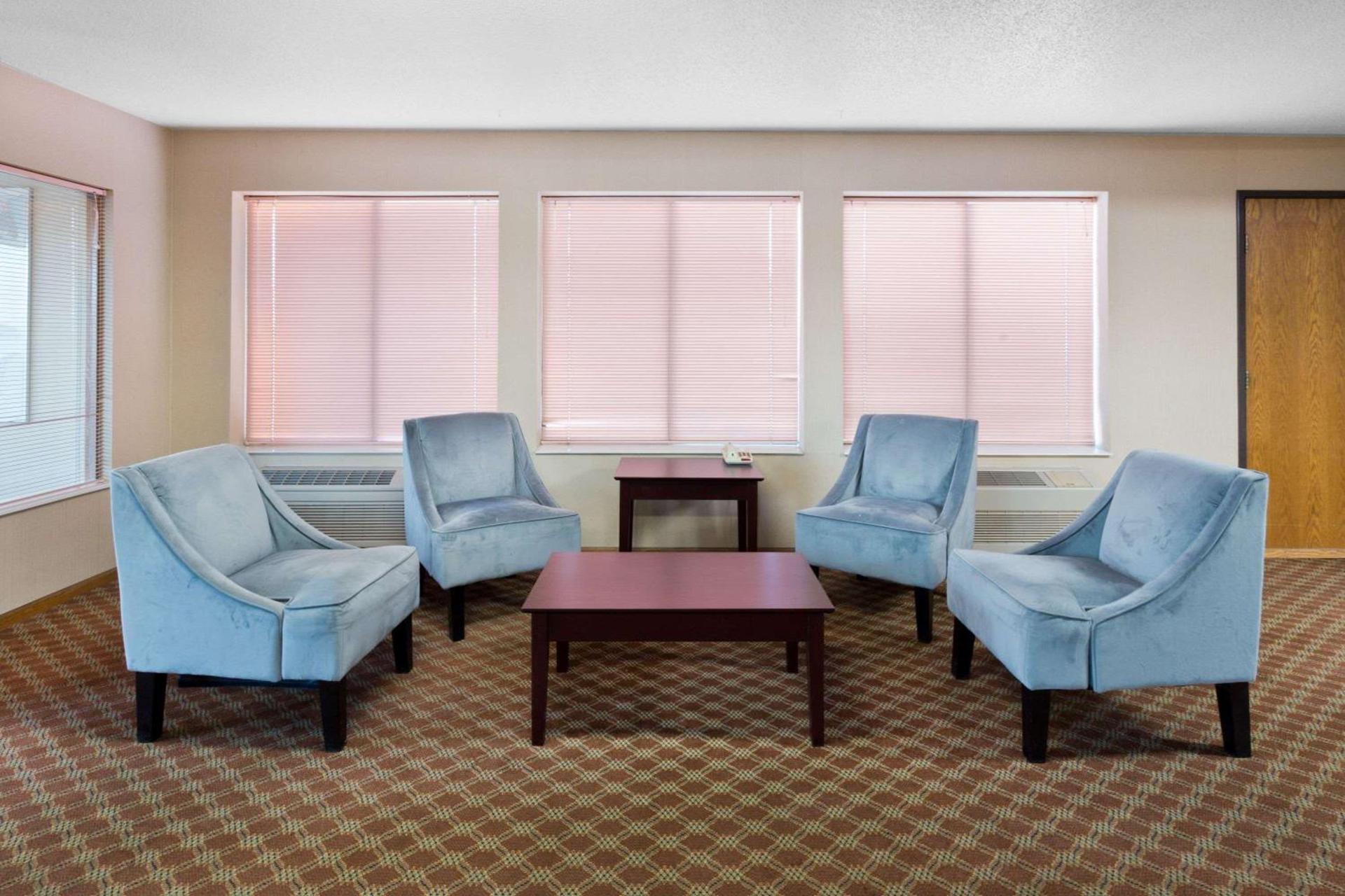 Super 8 by Wyndham Rochelle photo 3