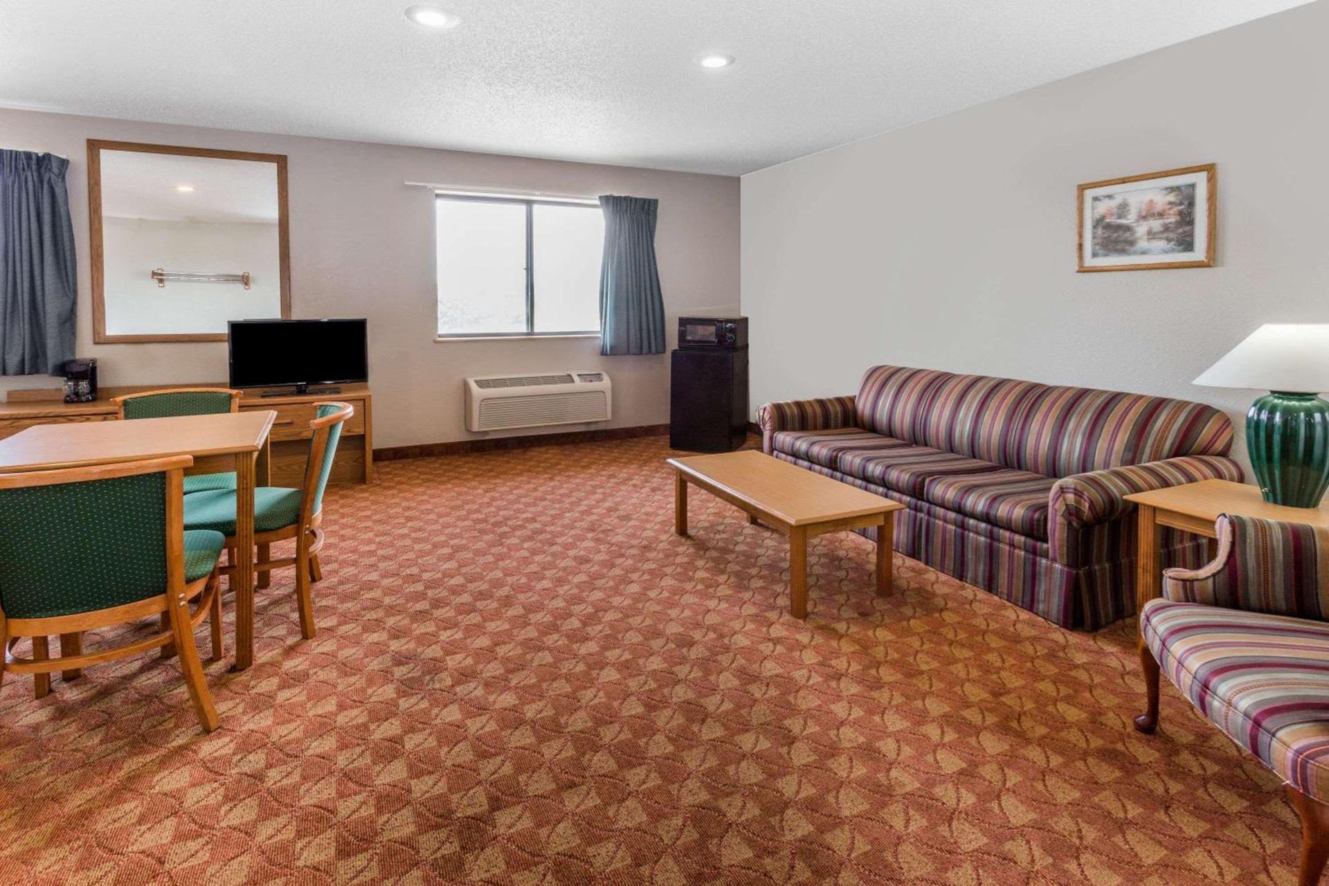 Super 8 by Wyndham St. Charles photo 13