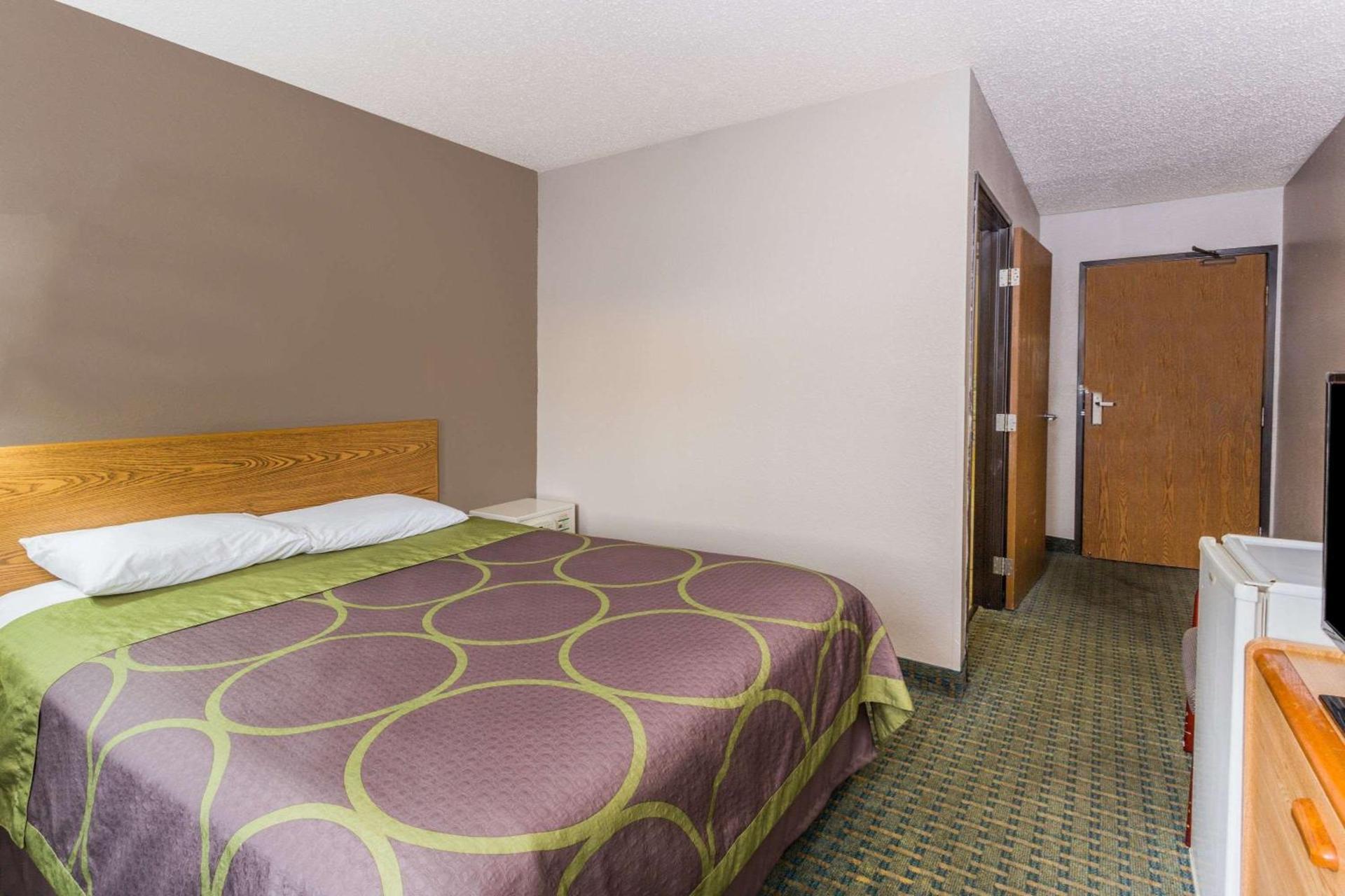 Super 8 by Wyndham St. Charles photo 5