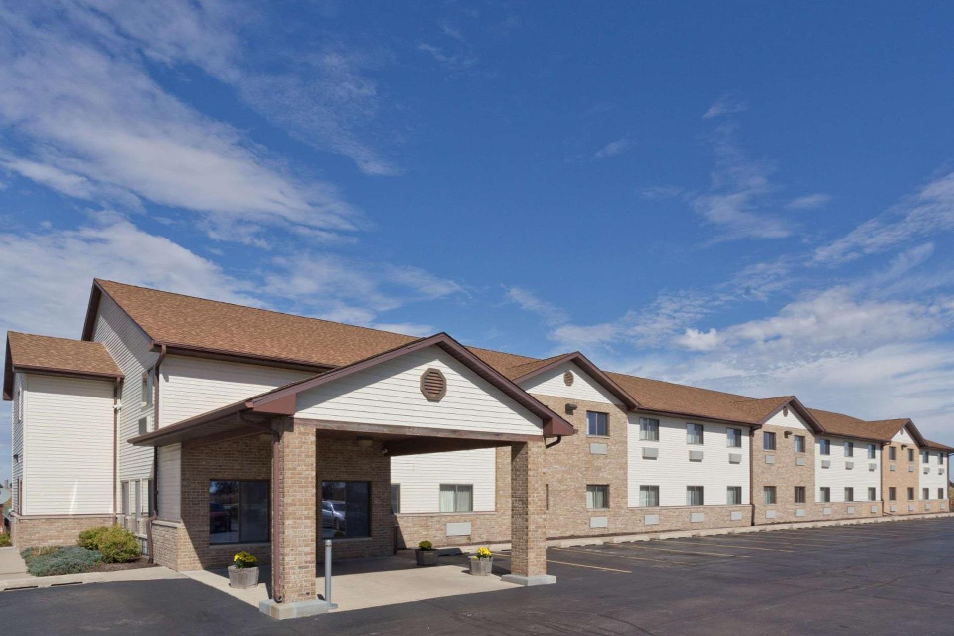 Super 8 by Wyndham Rochelle photo 2