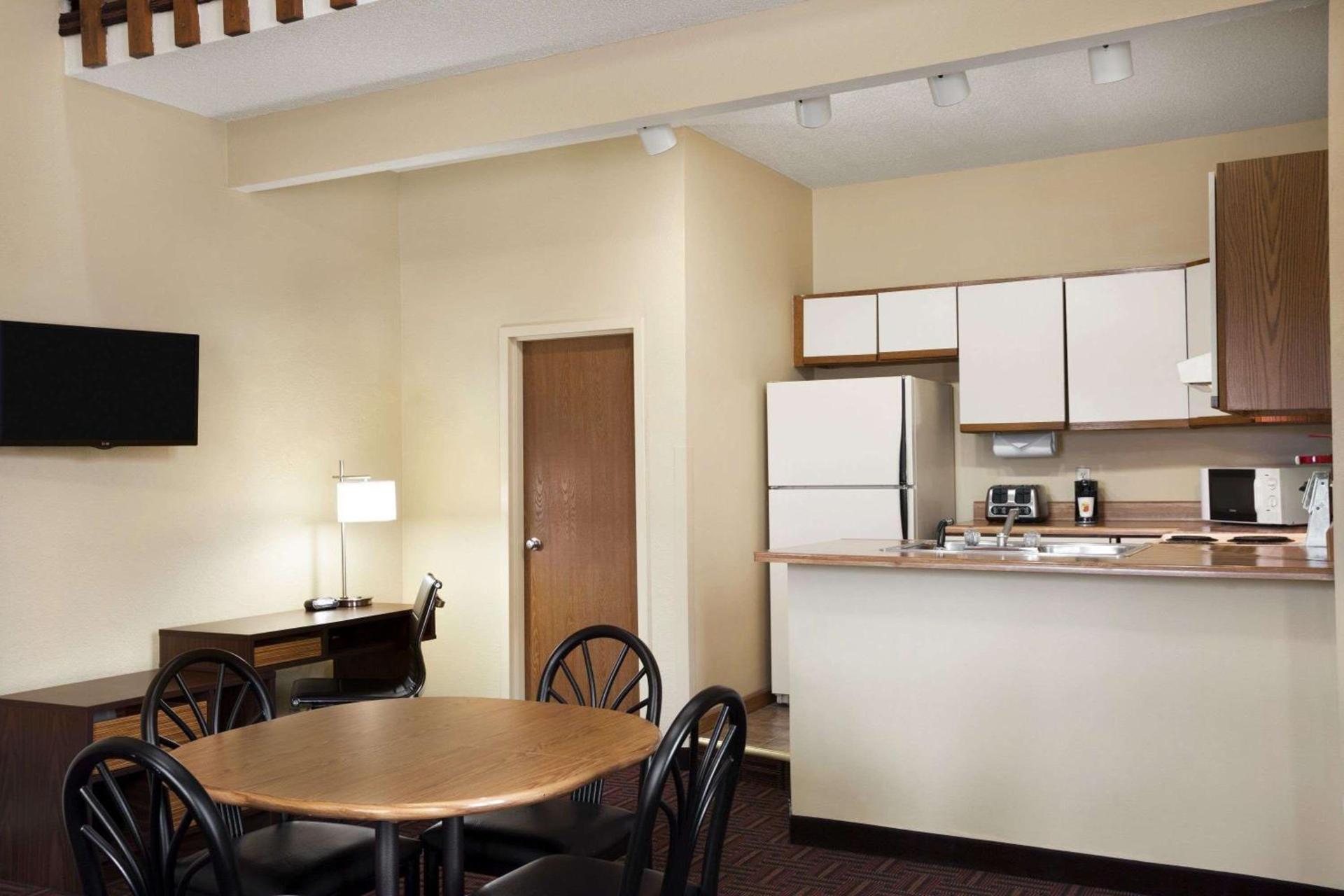 Super 8 by Wyndham Salem photo 11