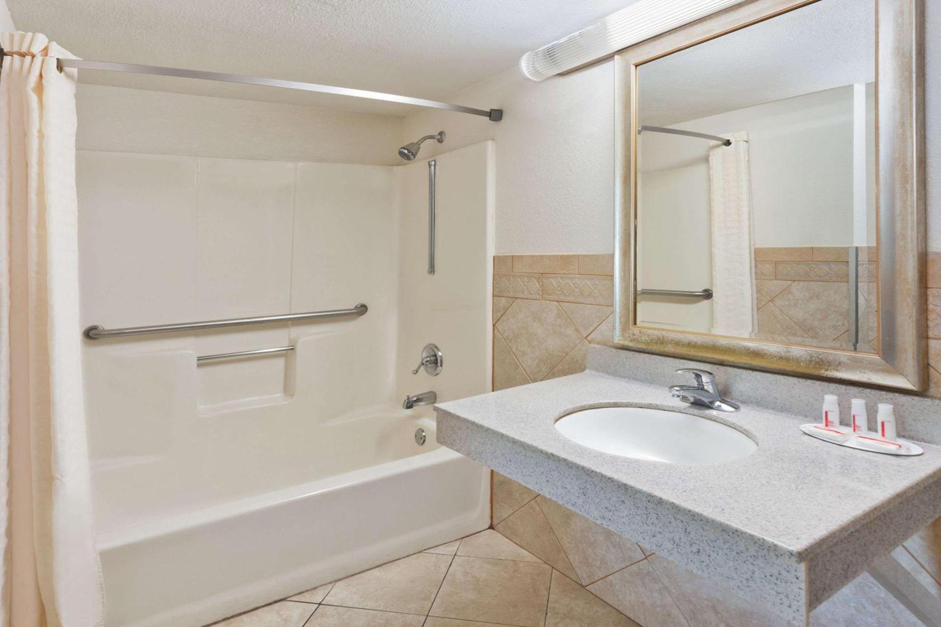 Super 8 by Wyndham Ringgold Chattanooga Area photo 14