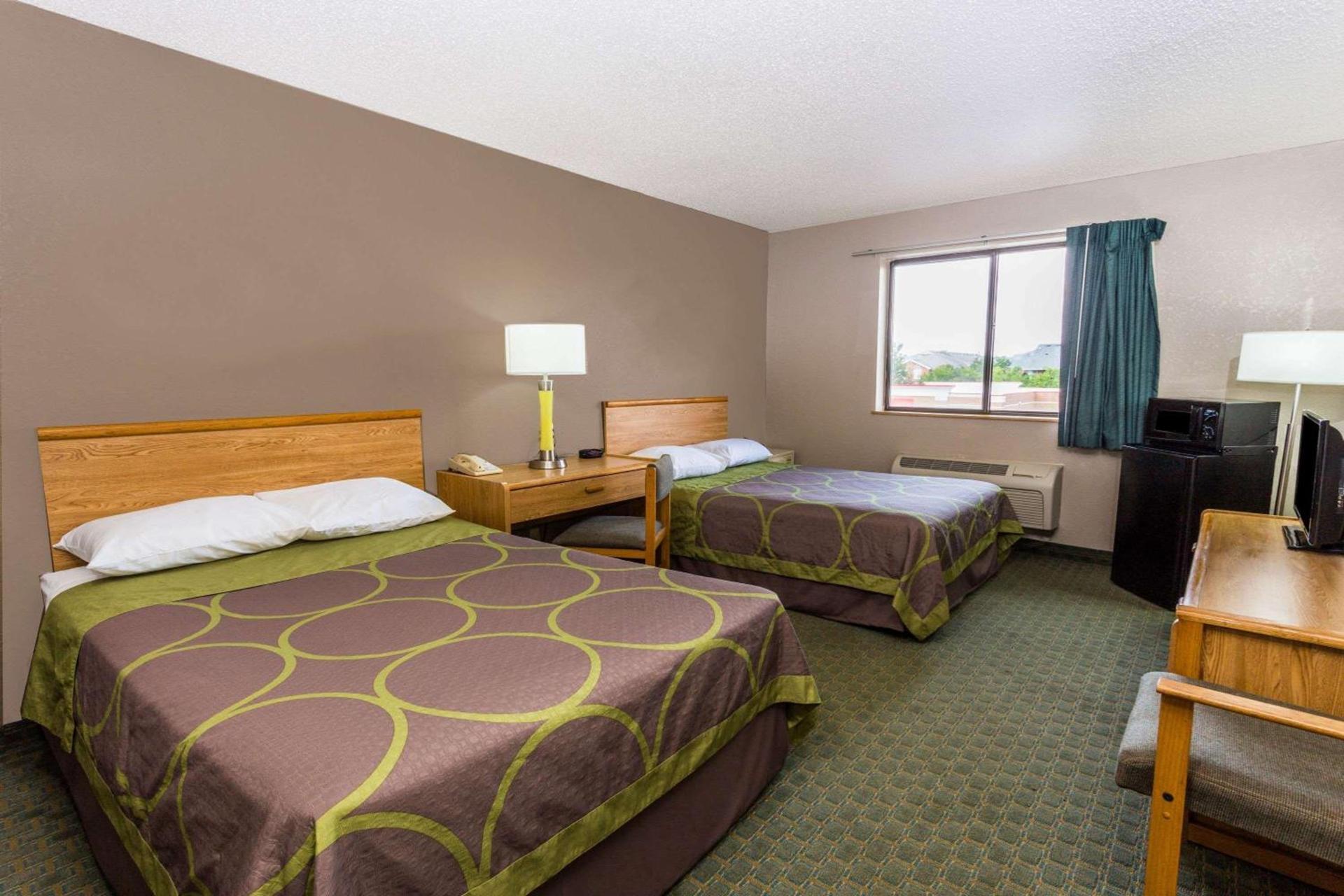 Super 8 by Wyndham St. Charles photo 7