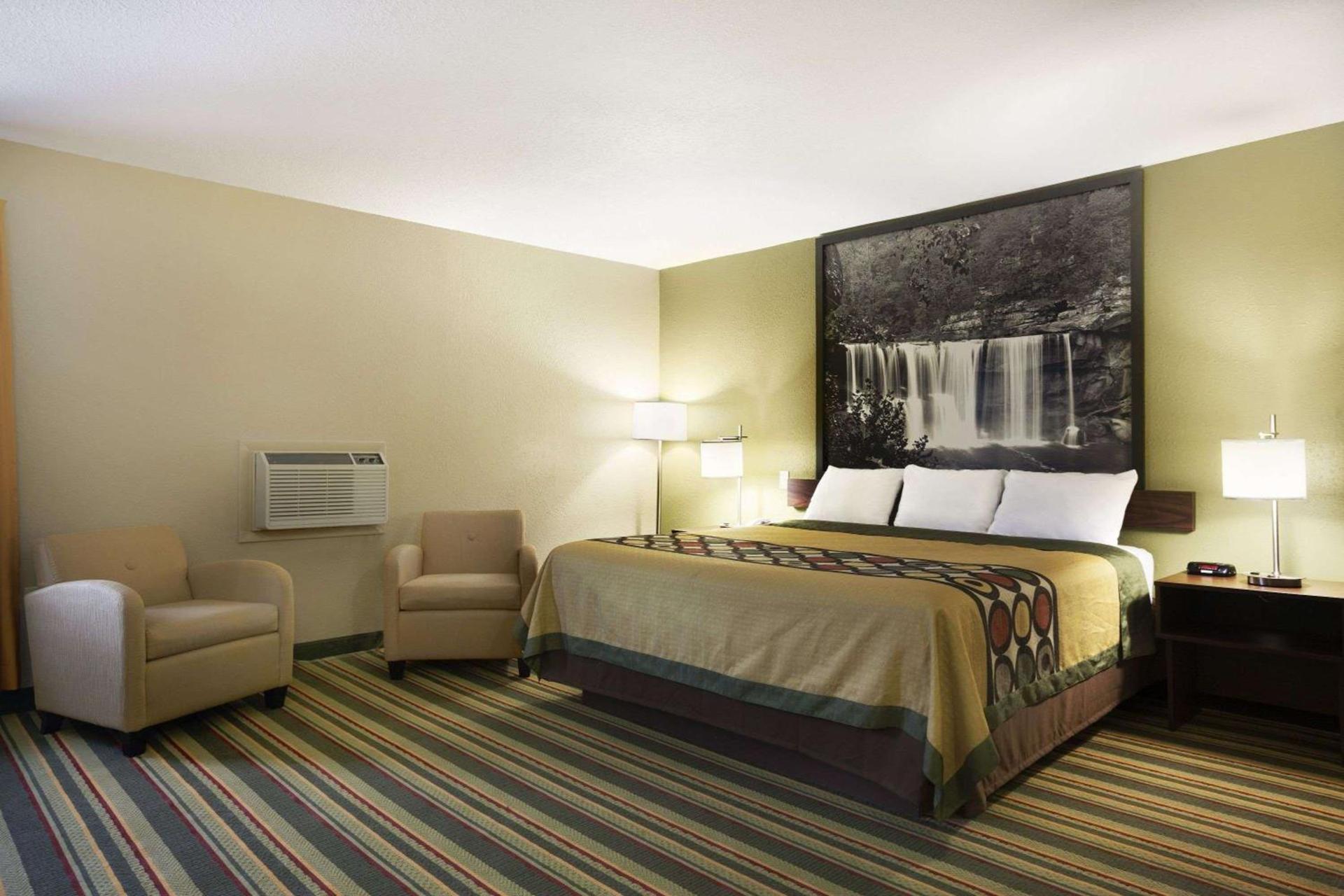 Super 8 by Wyndham Tuscola photo 13