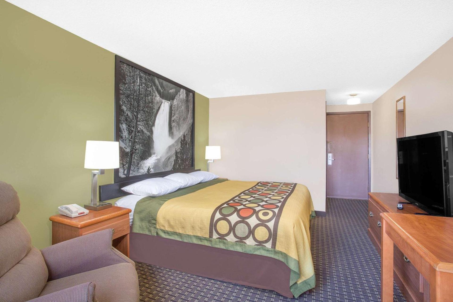 Super 8 by Wyndham Riverton photo 13