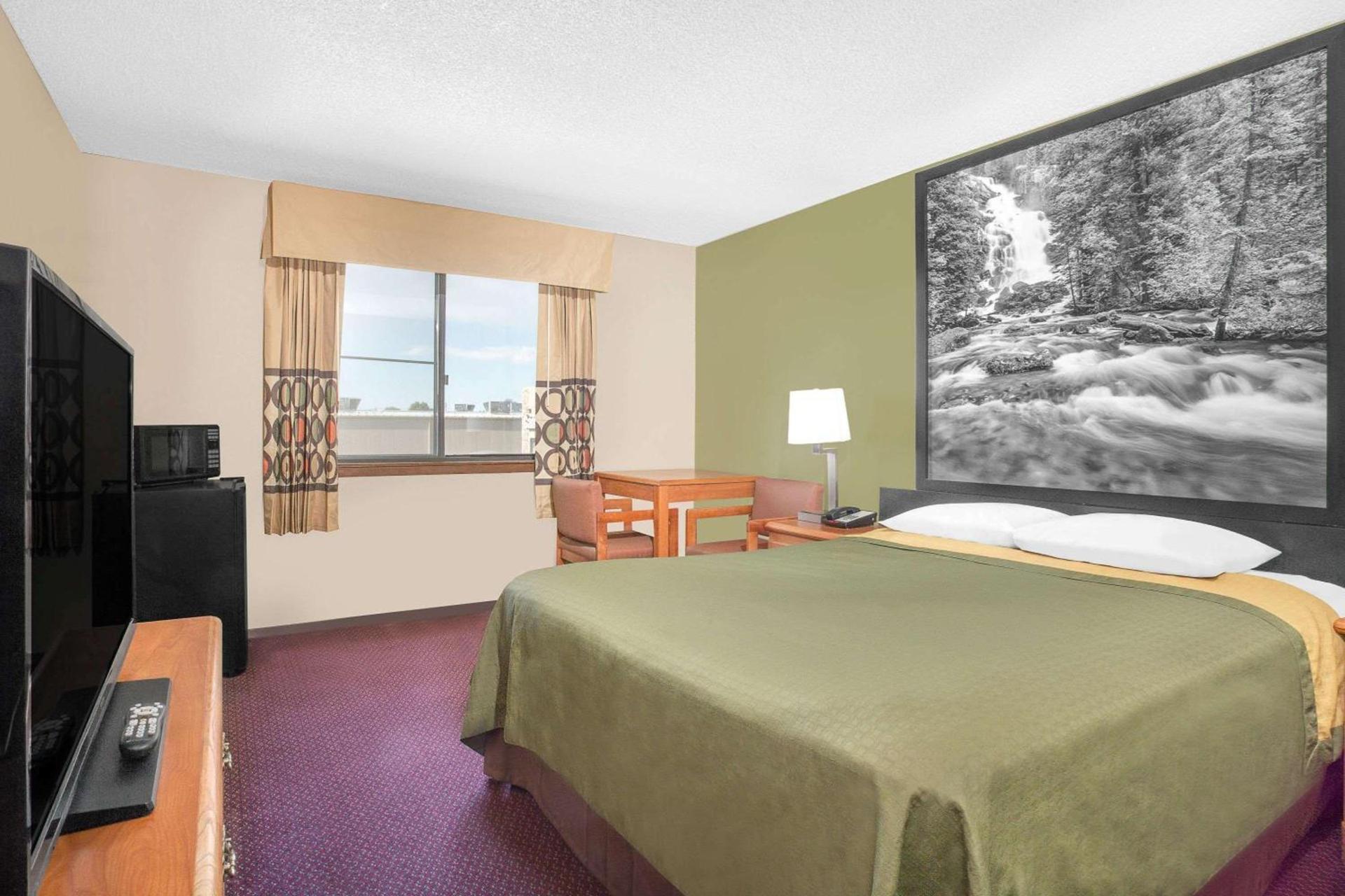 Super 8 by Wyndham Riverton photo 11