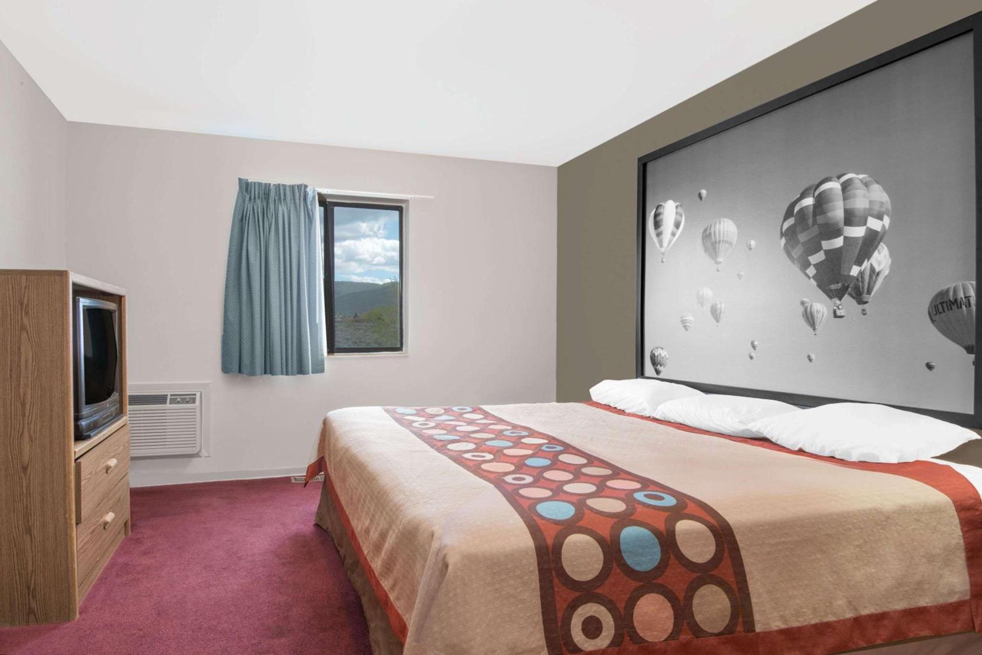 Super 8 by Wyndham Taos photo 5