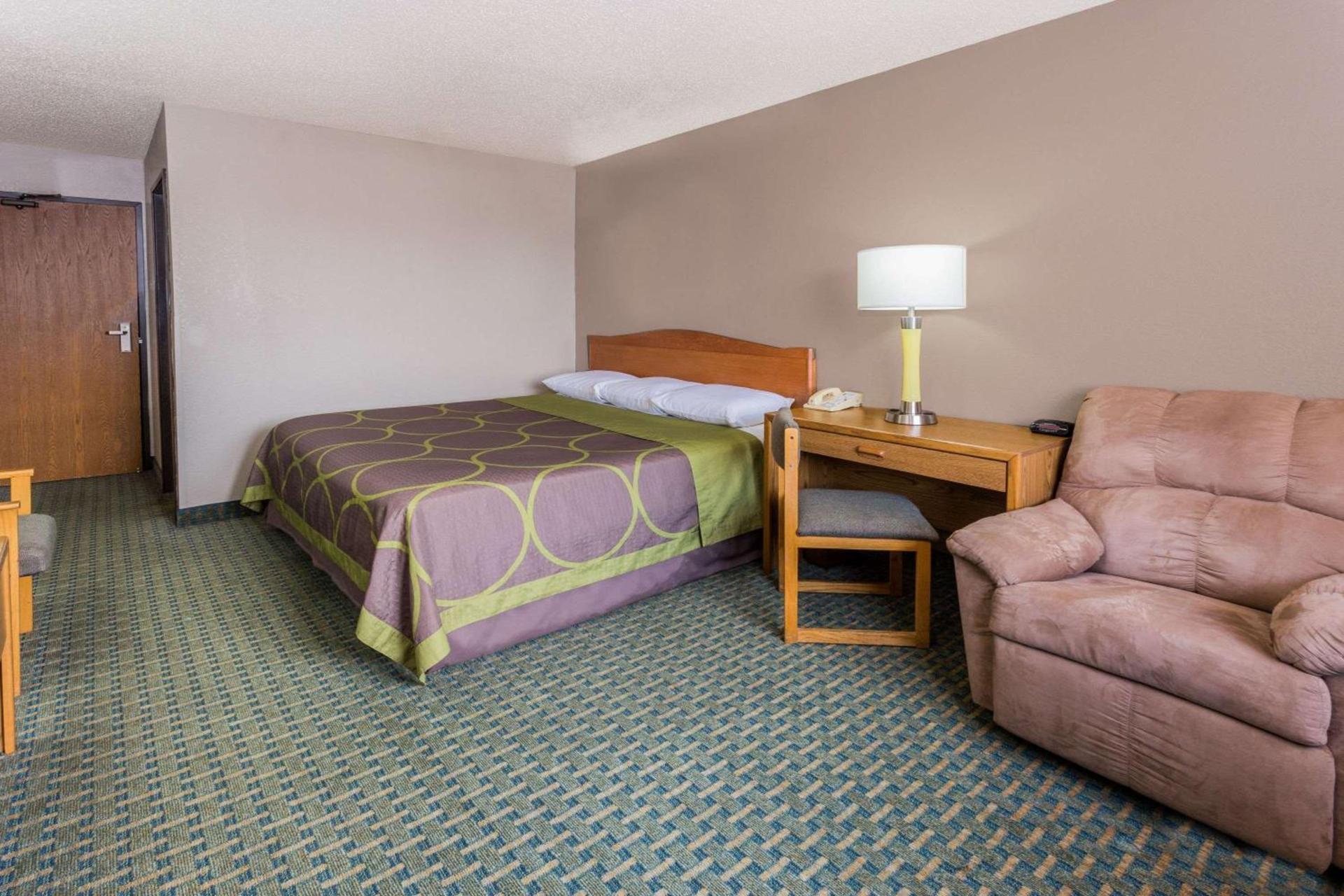 Super 8 by Wyndham St. Charles photo 10