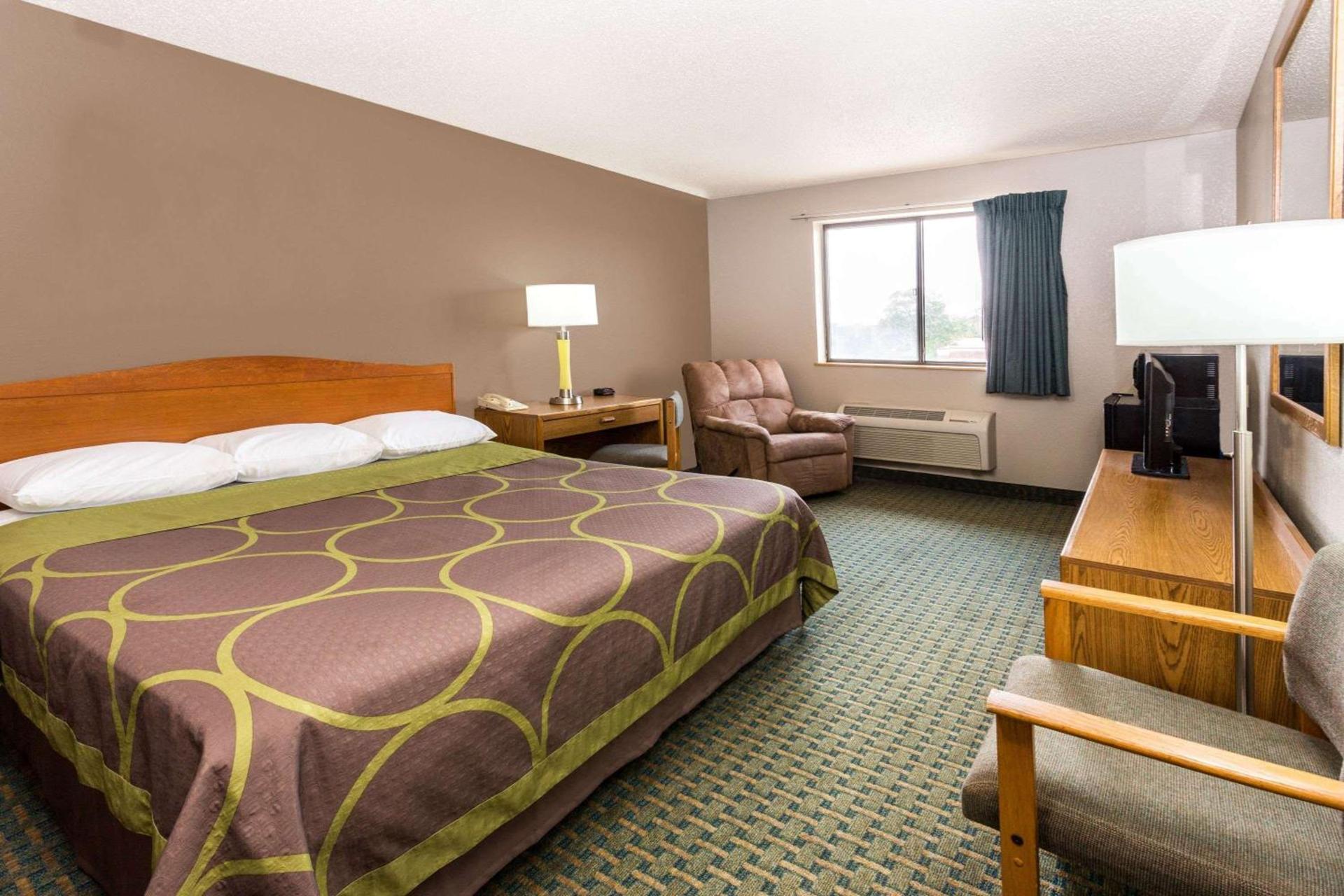 Super 8 by Wyndham St. Charles photo 6