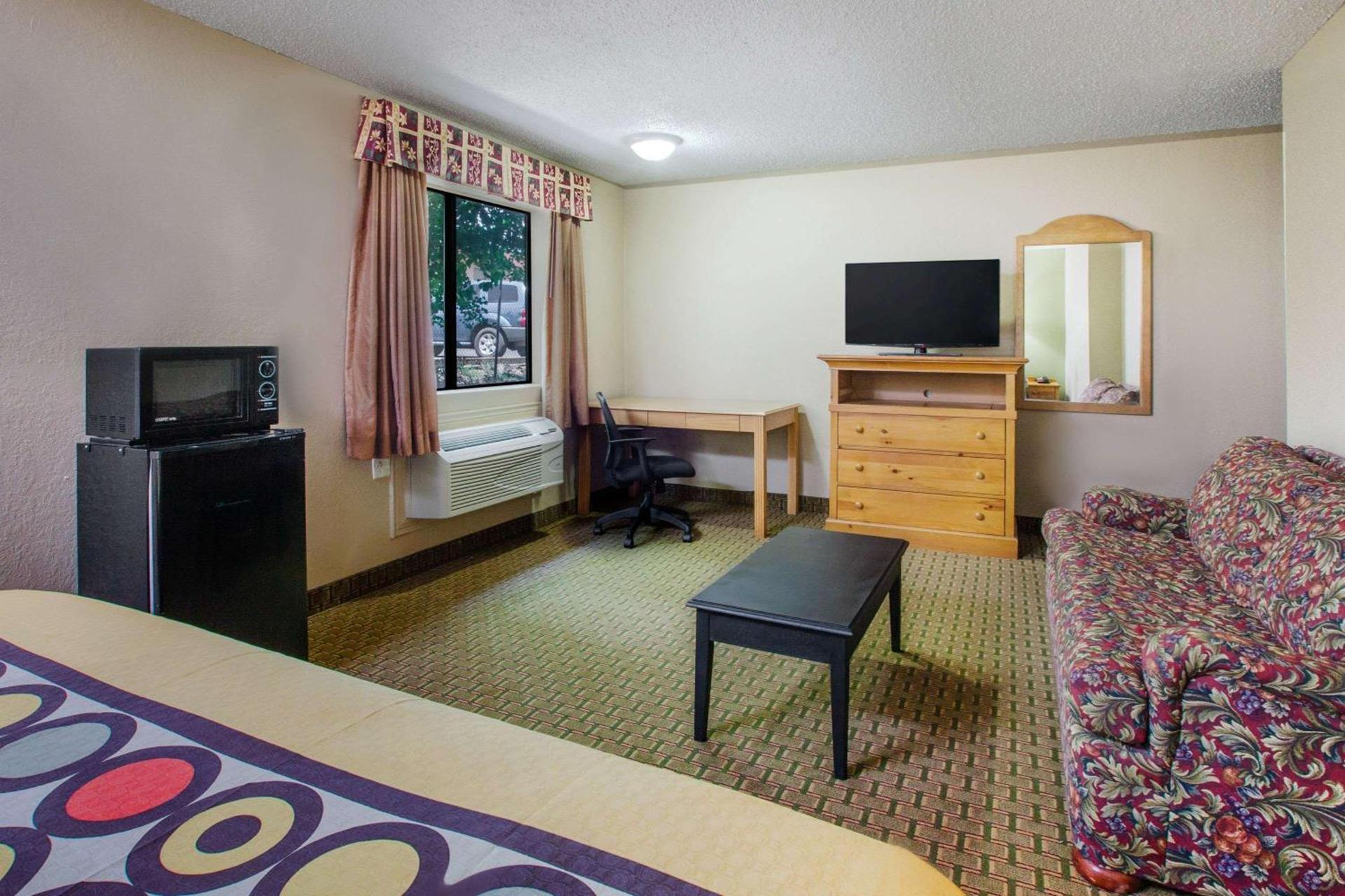 Super 8 by Wyndham Sherman photo 16