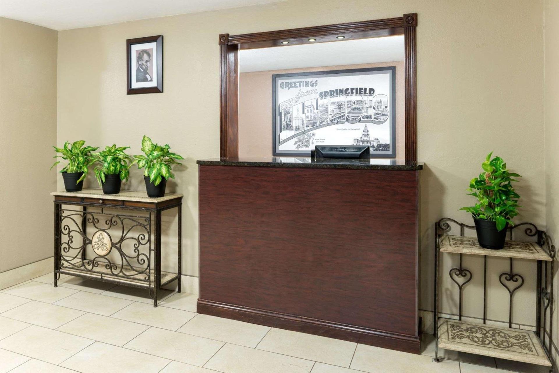 Super 8 by Wyndham Springfield East photo 4