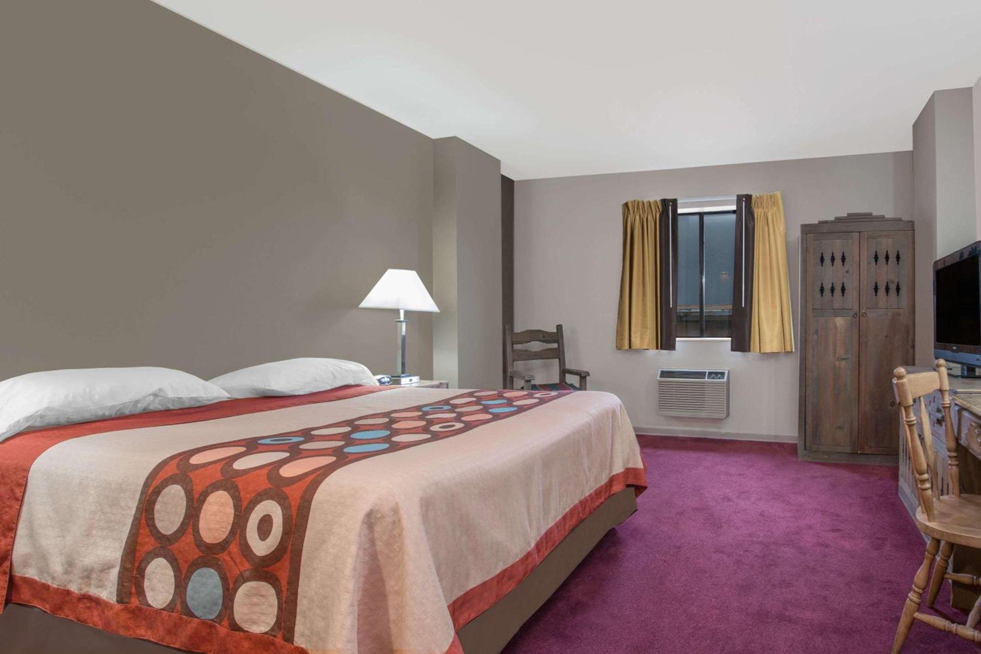 Super 8 by Wyndham Taos photo 11