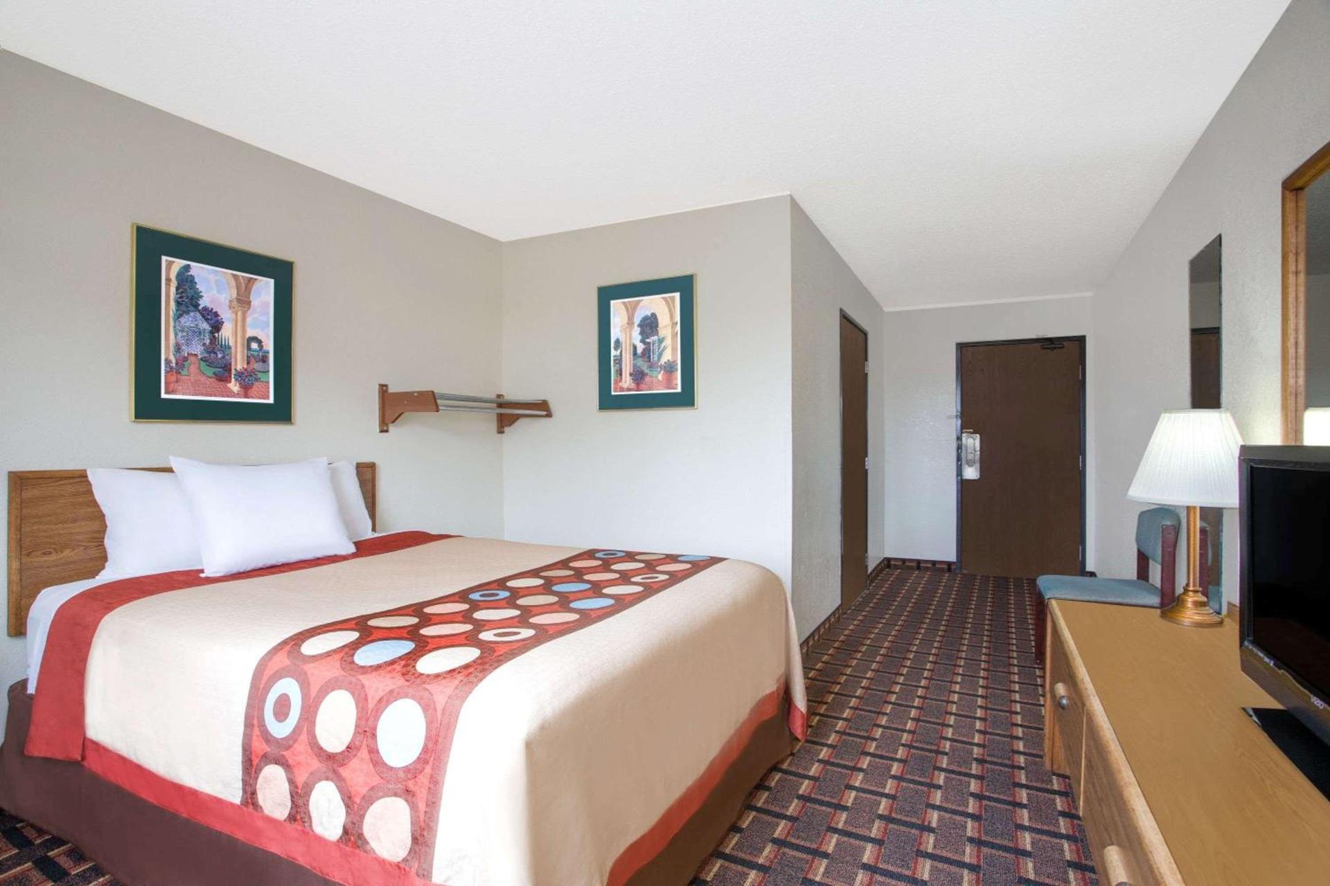 Super 8 by Wyndham Douglas photo 11
