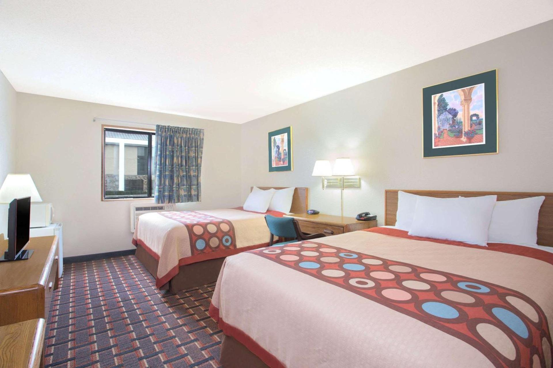 Super 8 by Wyndham Douglas photo 9
