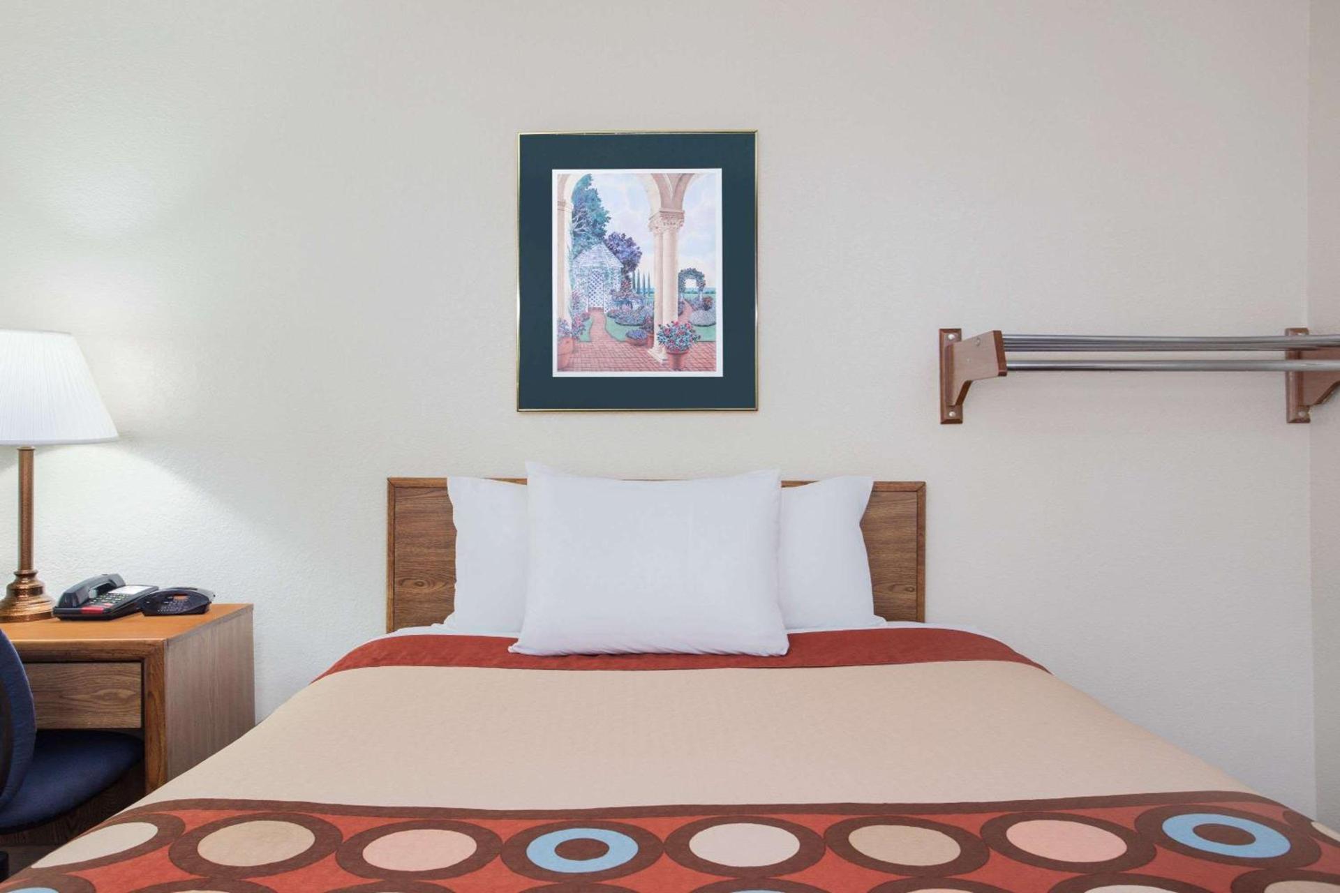 Super 8 by Wyndham Douglas photo 8