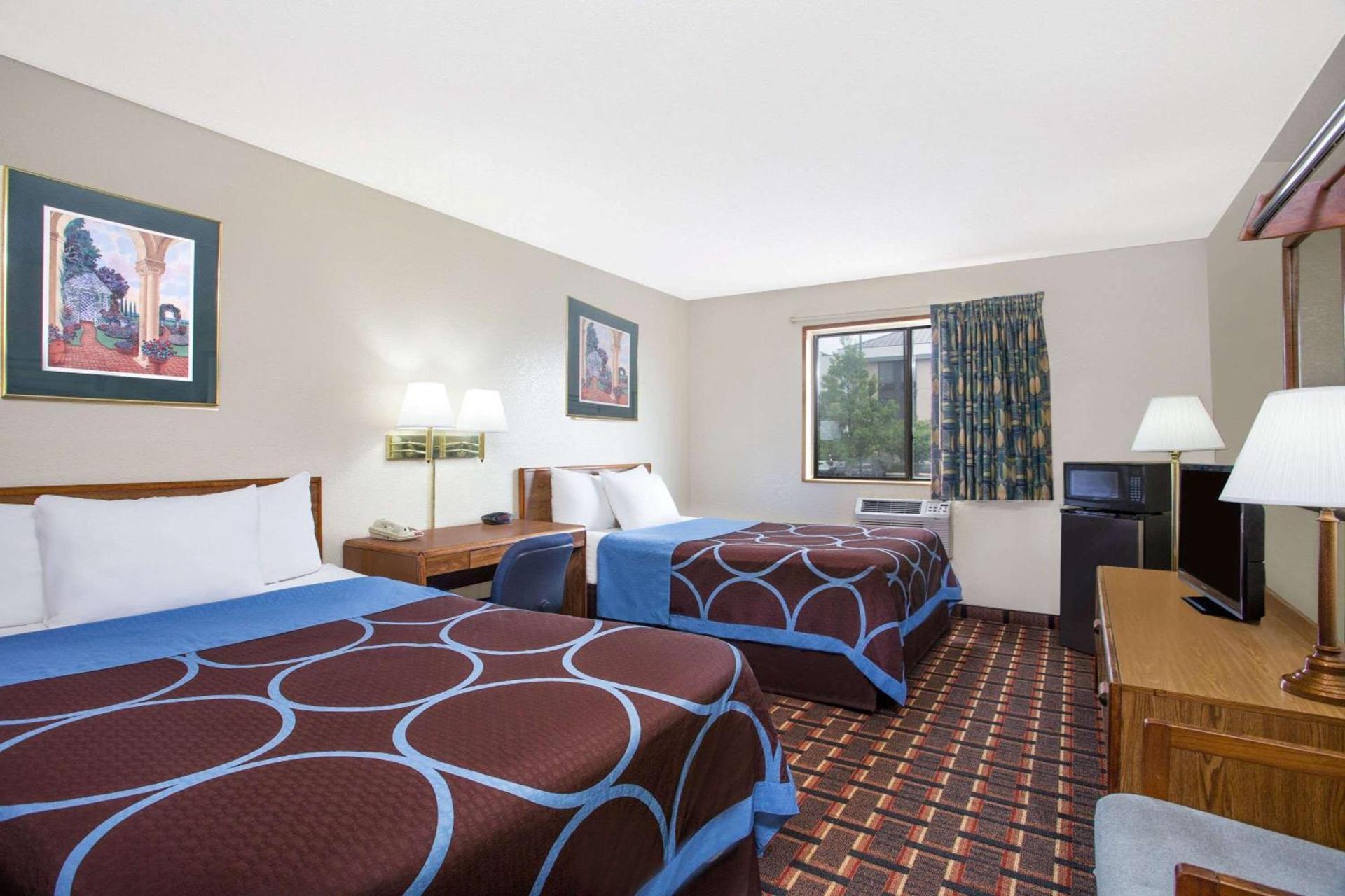 Super 8 by Wyndham Douglas photo 6