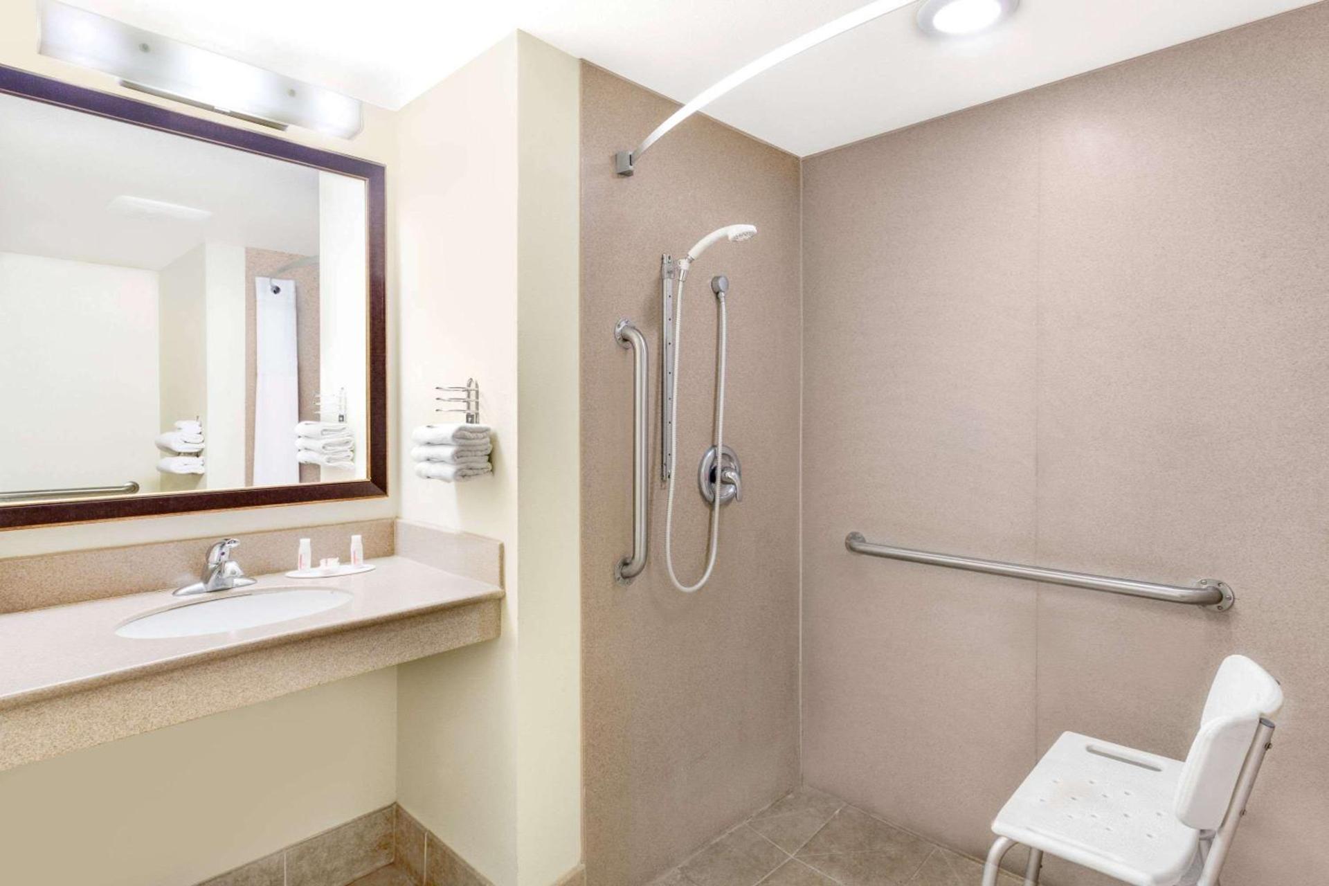 Days Inn by Wyndham Kingman East photo 14