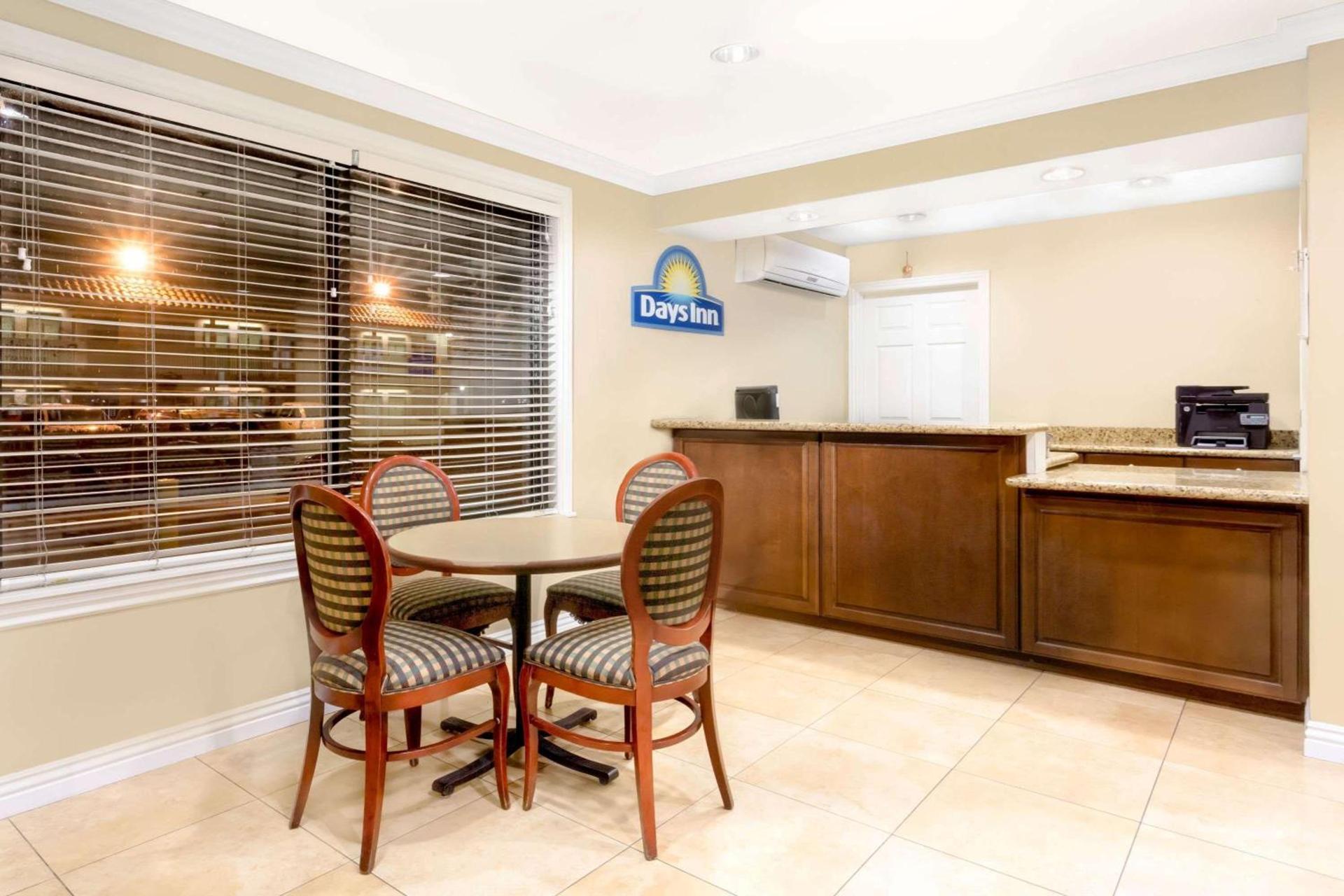 Days Inn by Wyndham Kingman East photo 2