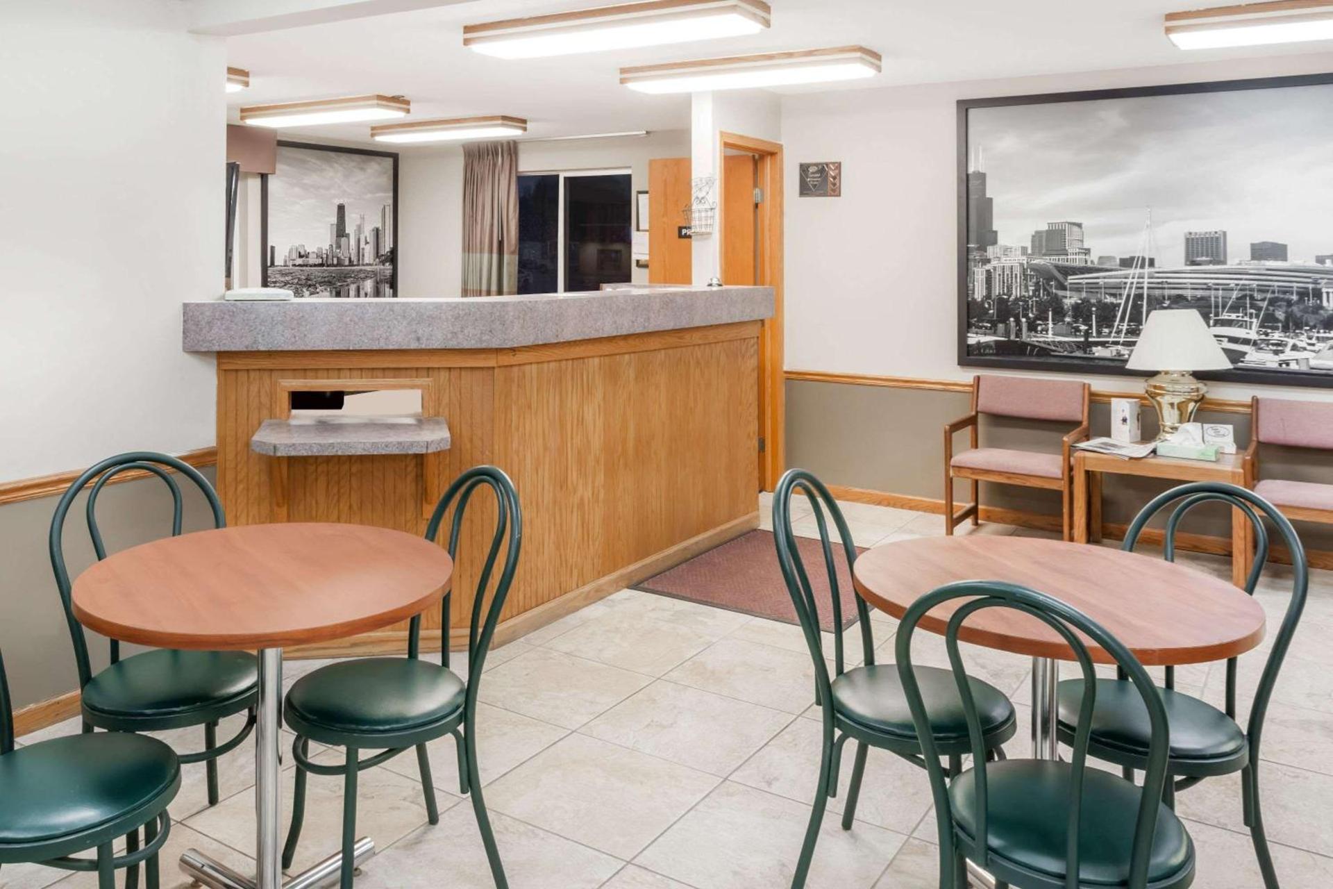 Super 8 by Wyndham Watseka photo 3