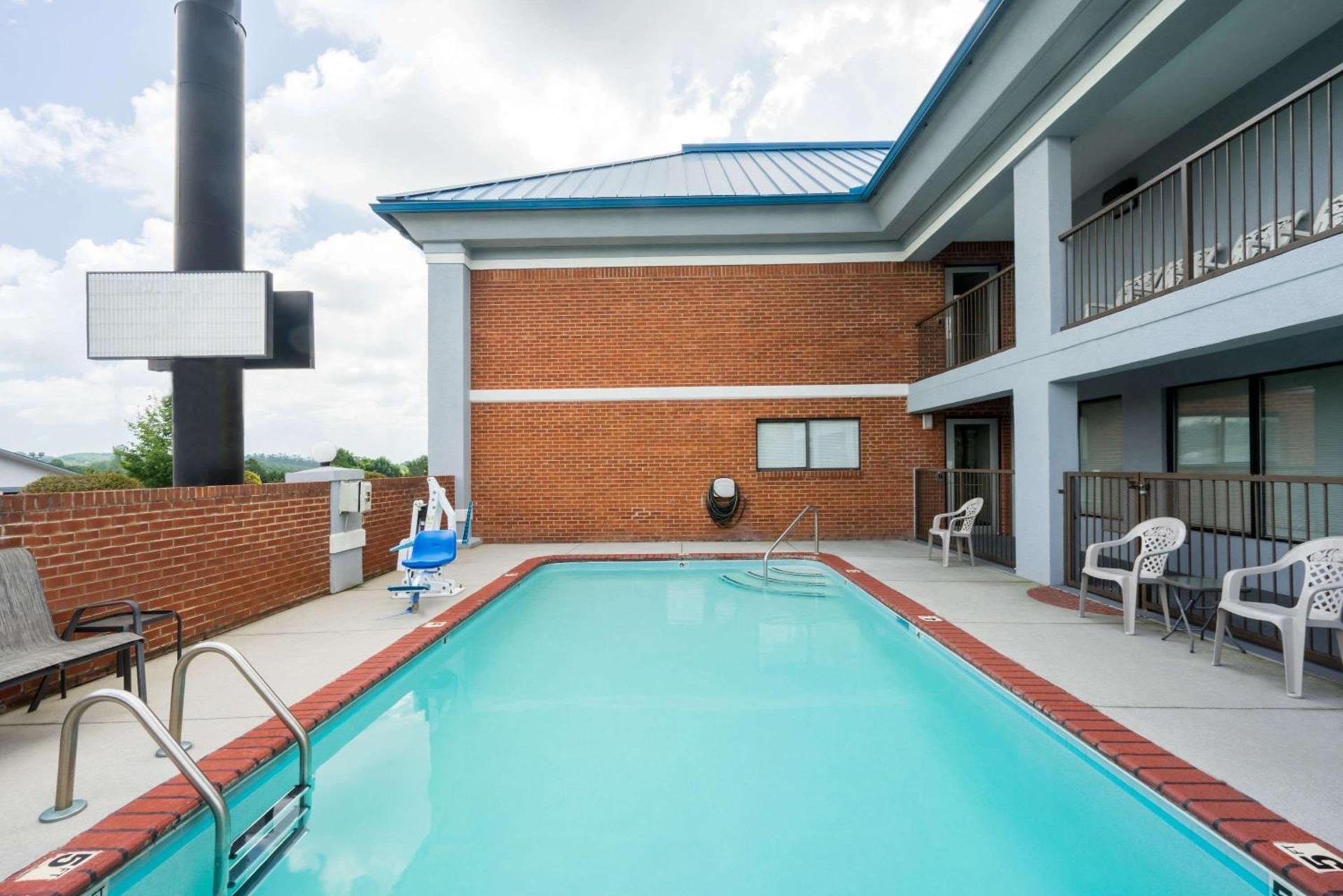 Super 8 by Wyndham Dandridge photo 4