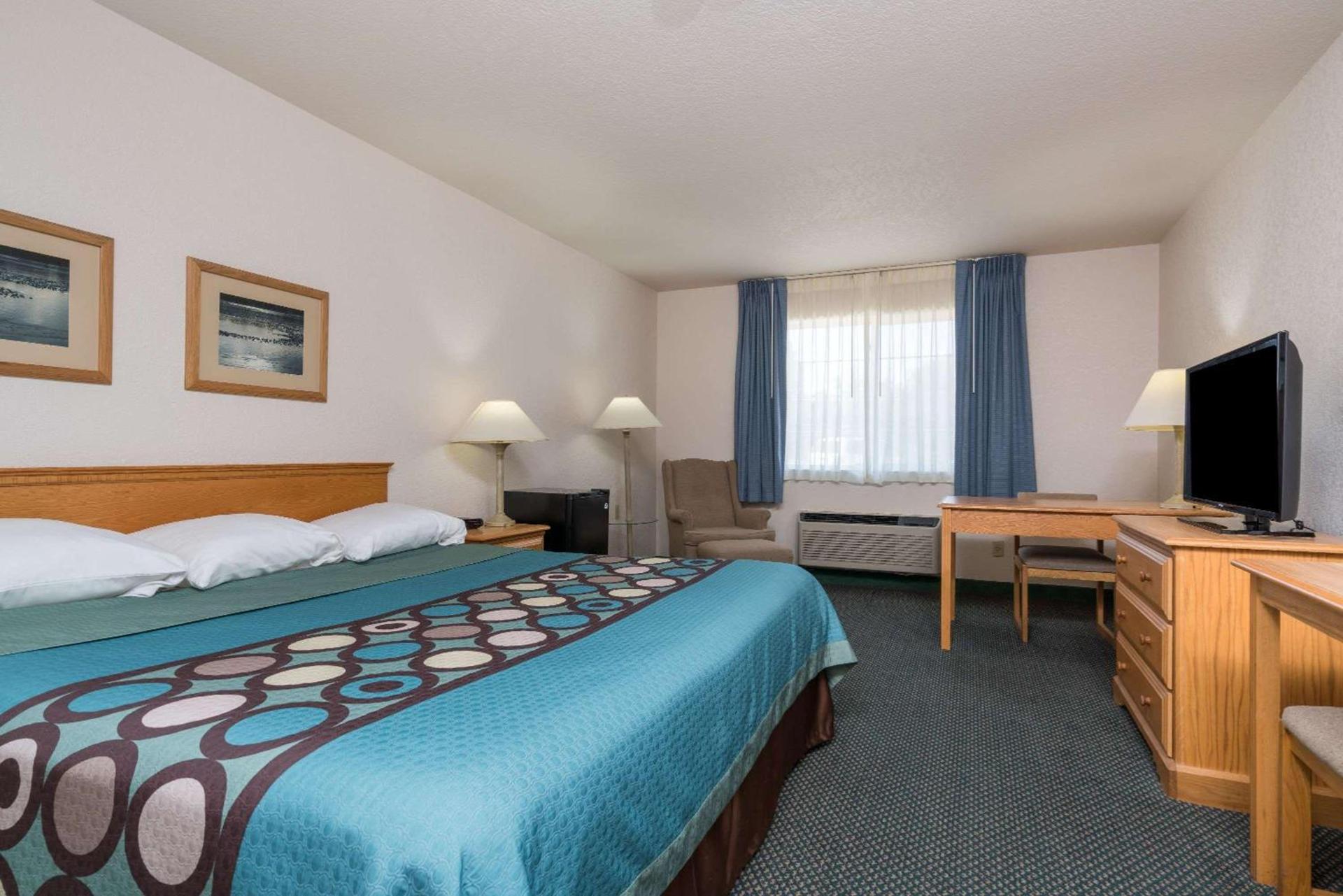 Super 8 by Wyndham Sheldon photo 4