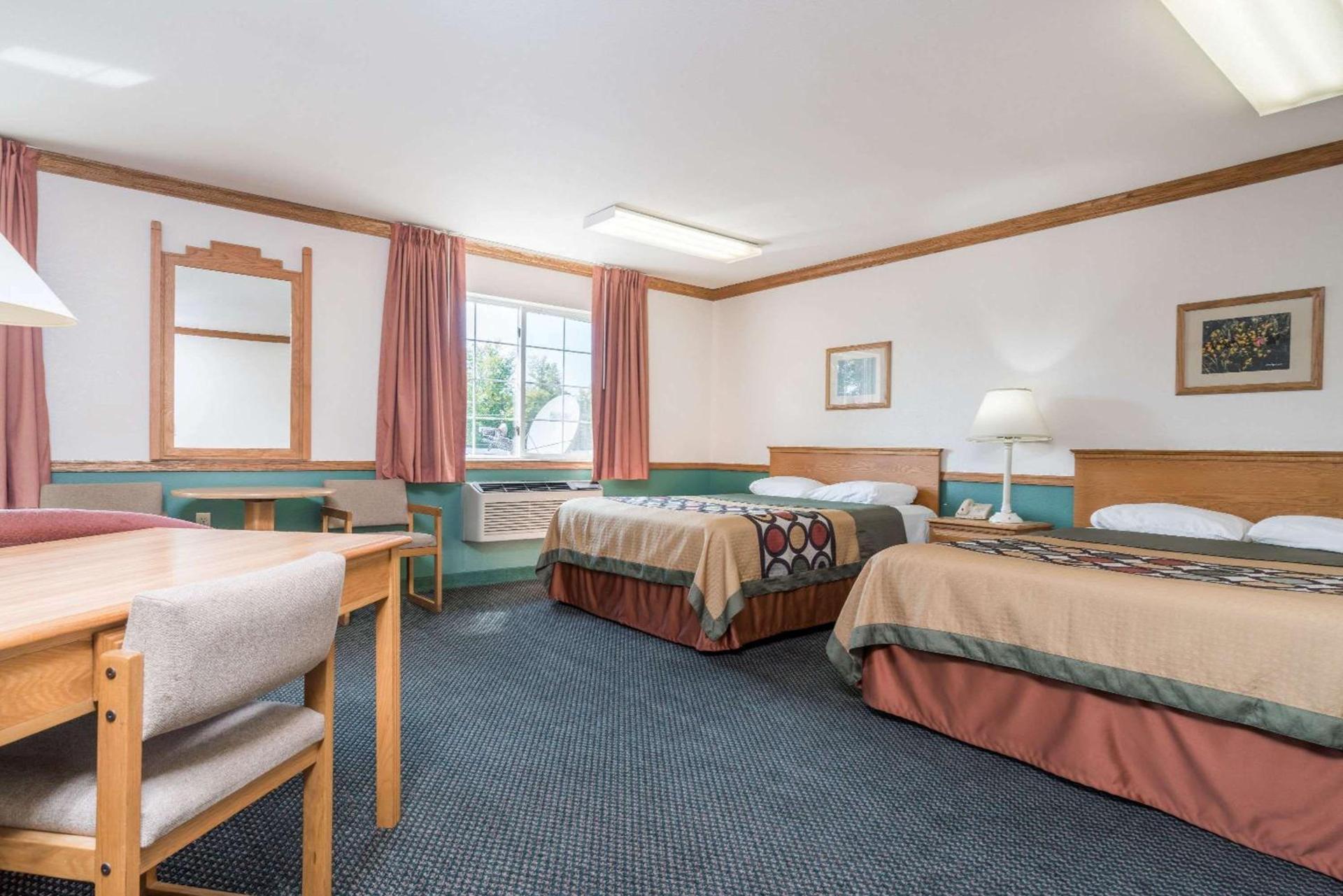 Super 8 by Wyndham Sheldon photo 8