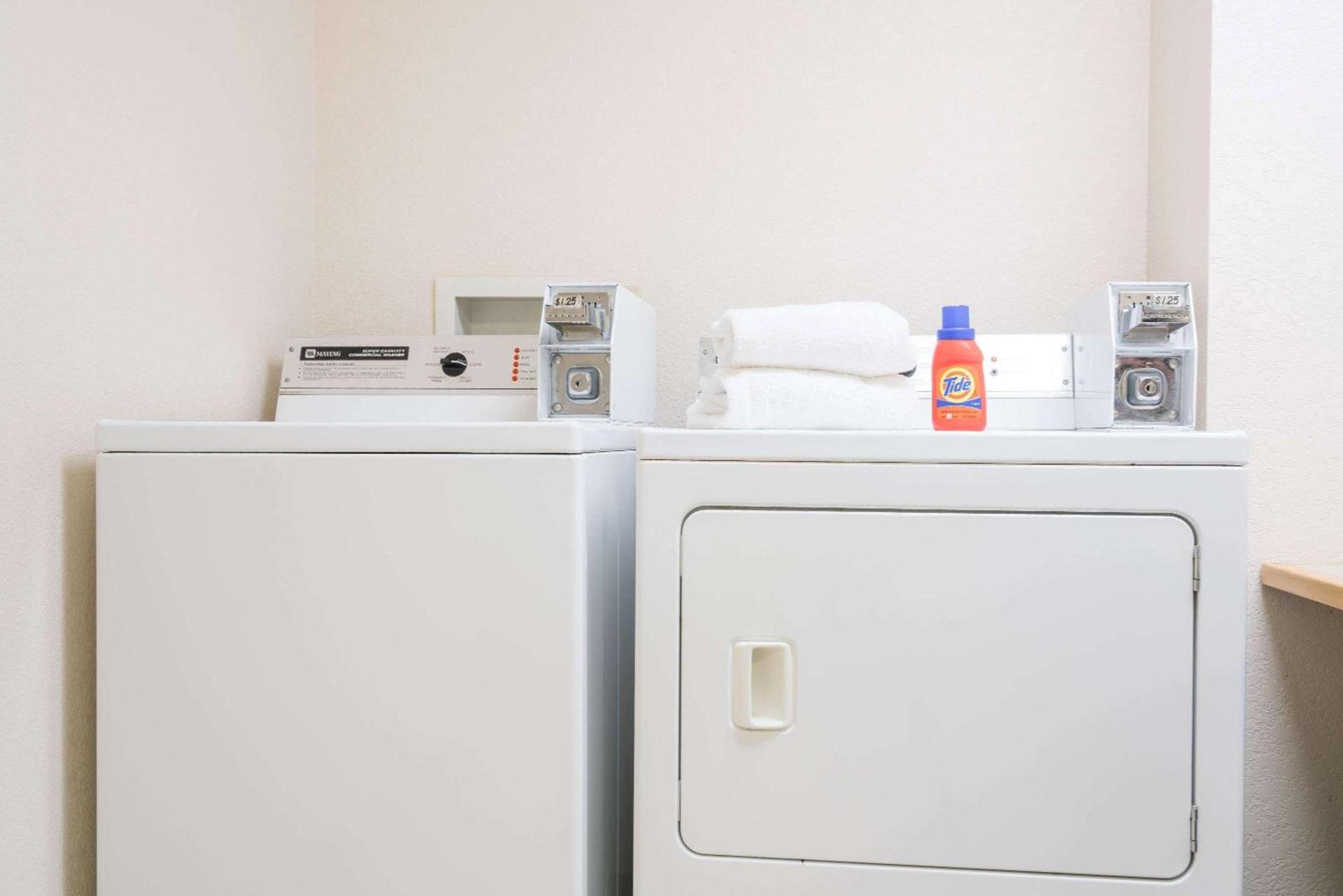 Super 8 by Wyndham Sheldon photo 9
