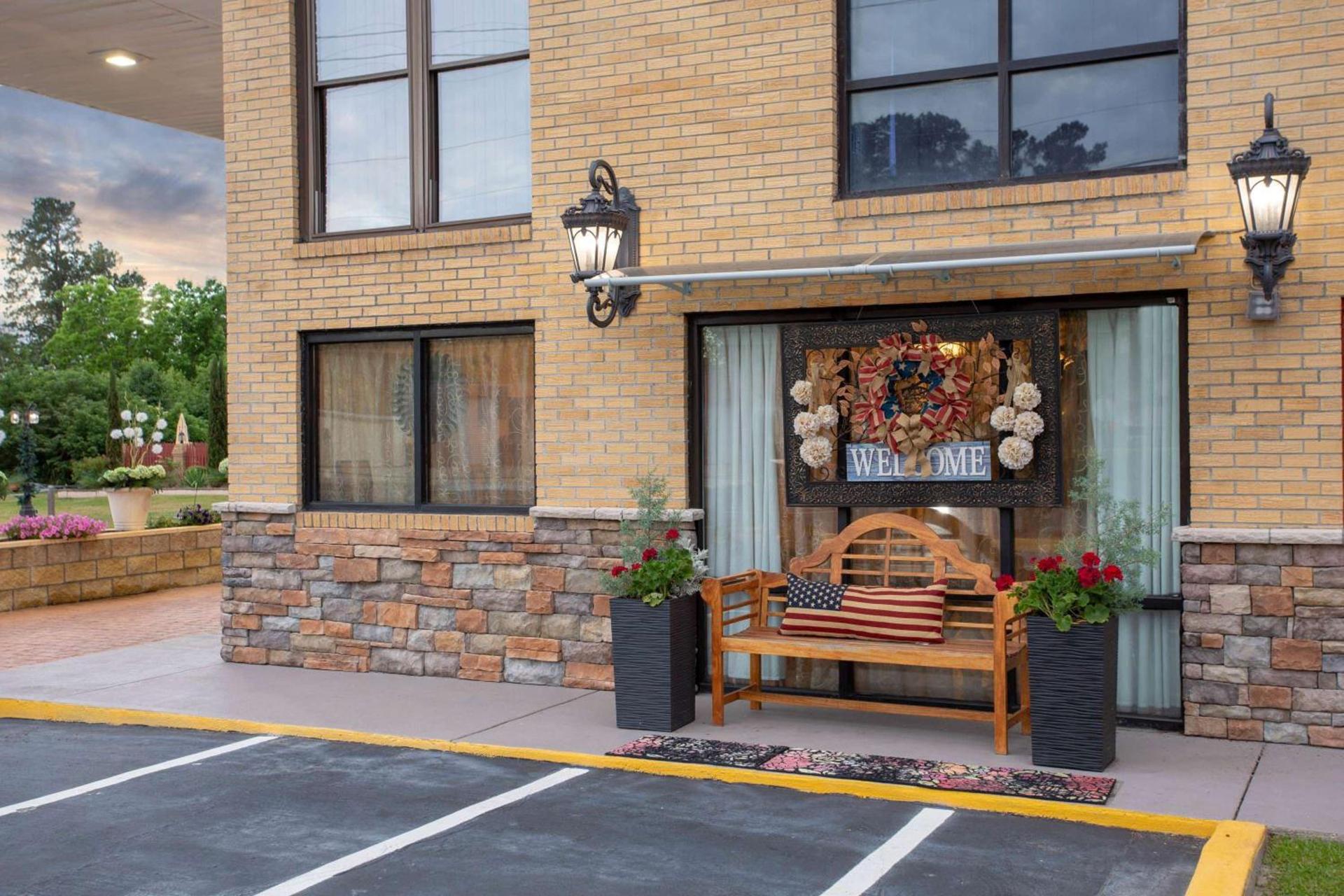 Days Inn by Wyndham Lake City photo 6