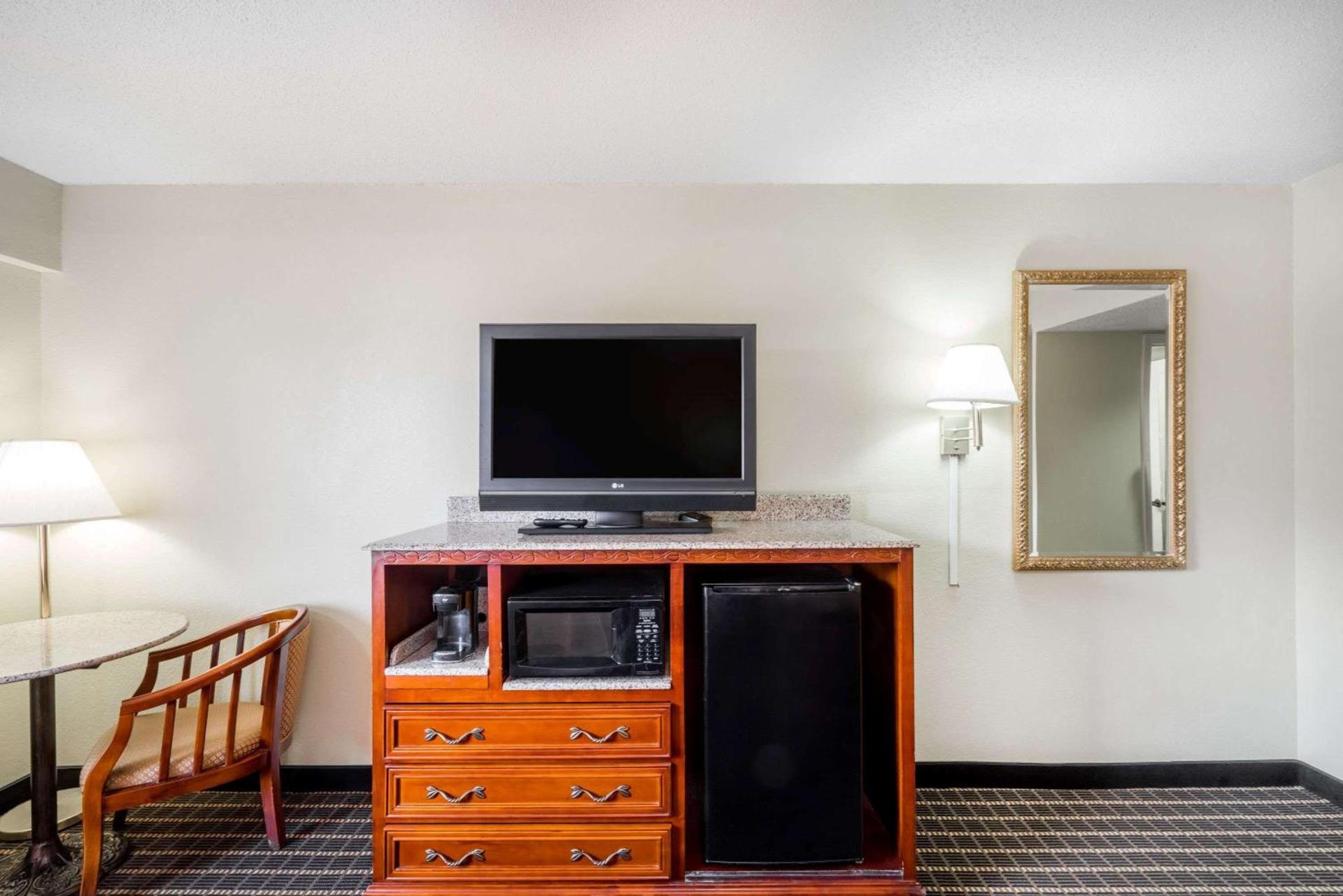 Super 8 by Wyndham Dandridge photo 12