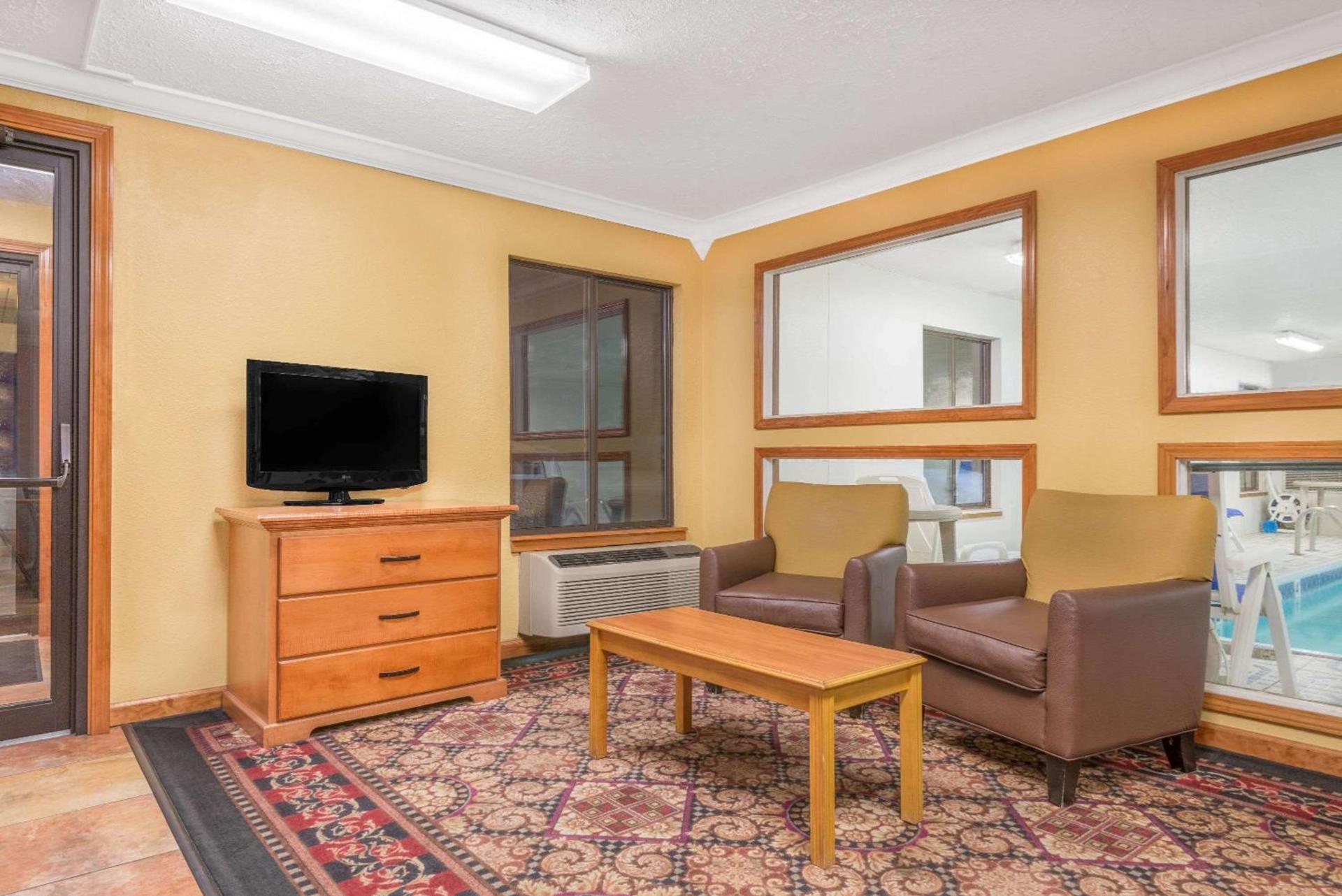 Super 8 by Wyndham Vincennes photo 3