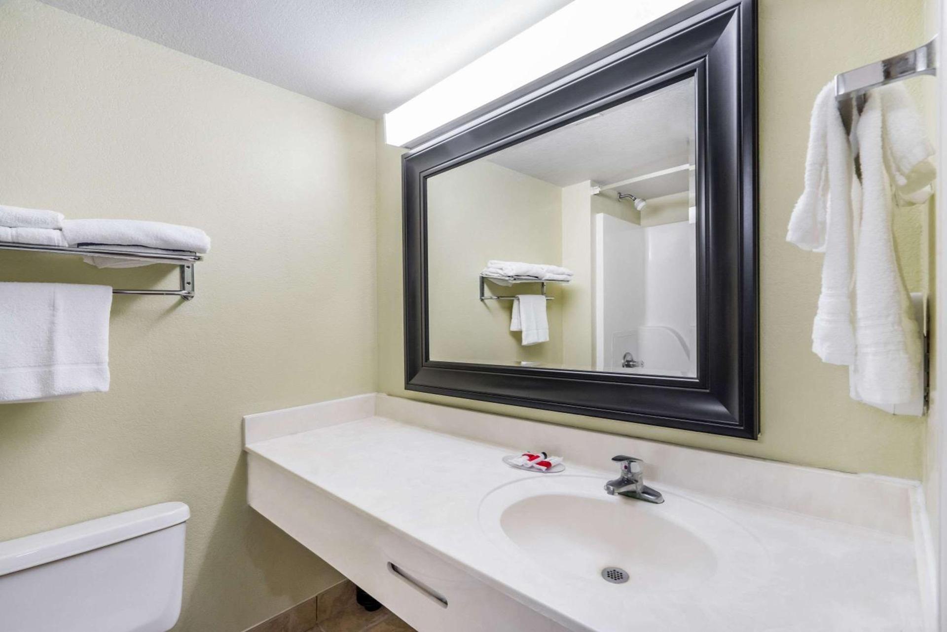 Super 8 by Wyndham Dandridge photo 8