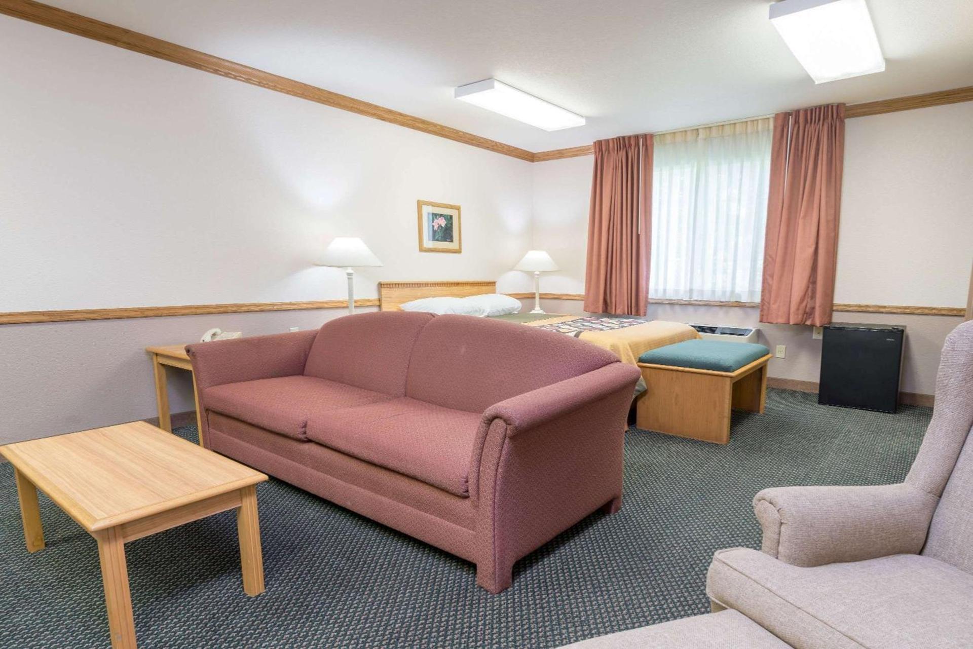 Super 8 by Wyndham Sheldon photo 14