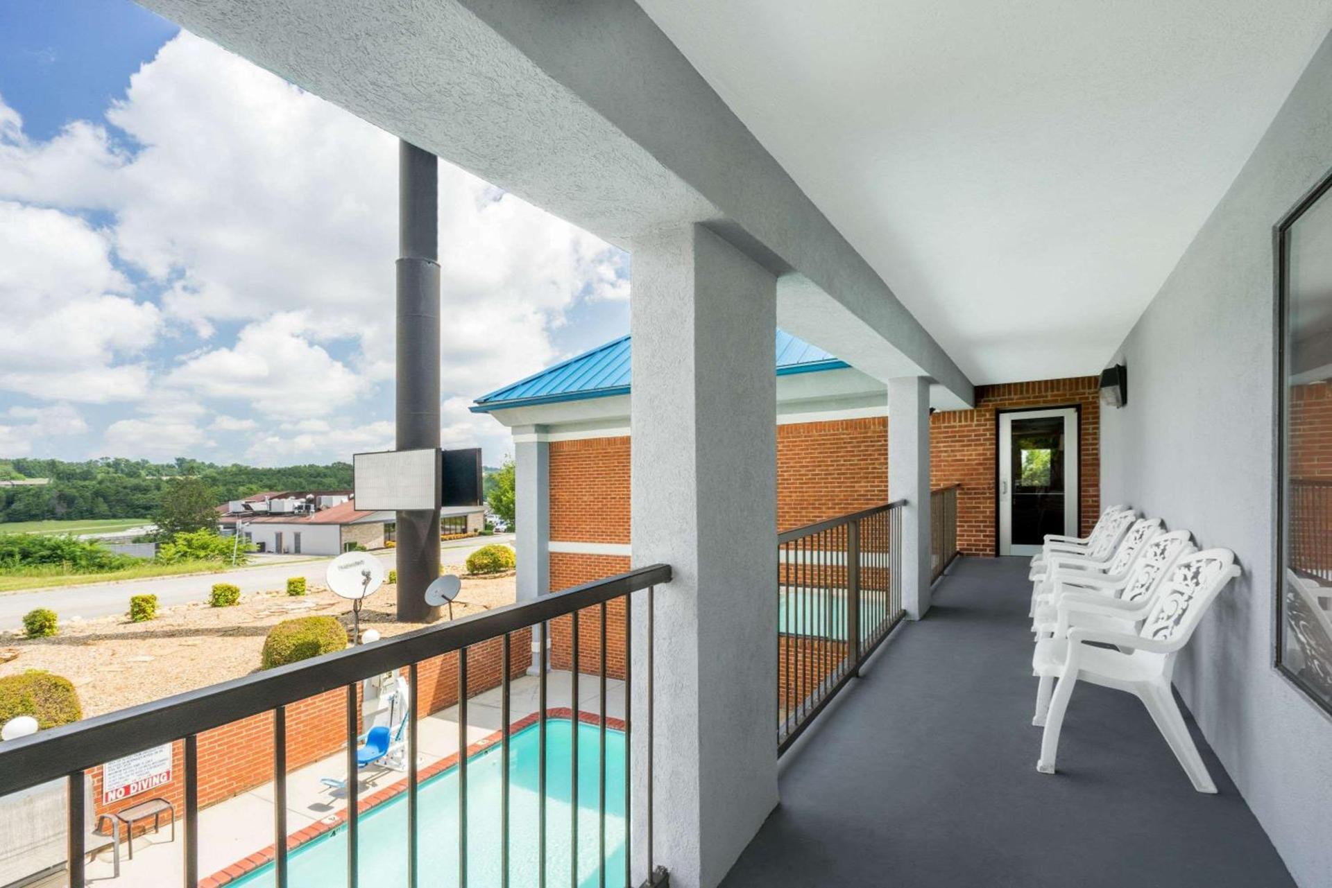Super 8 by Wyndham Dandridge photo 13