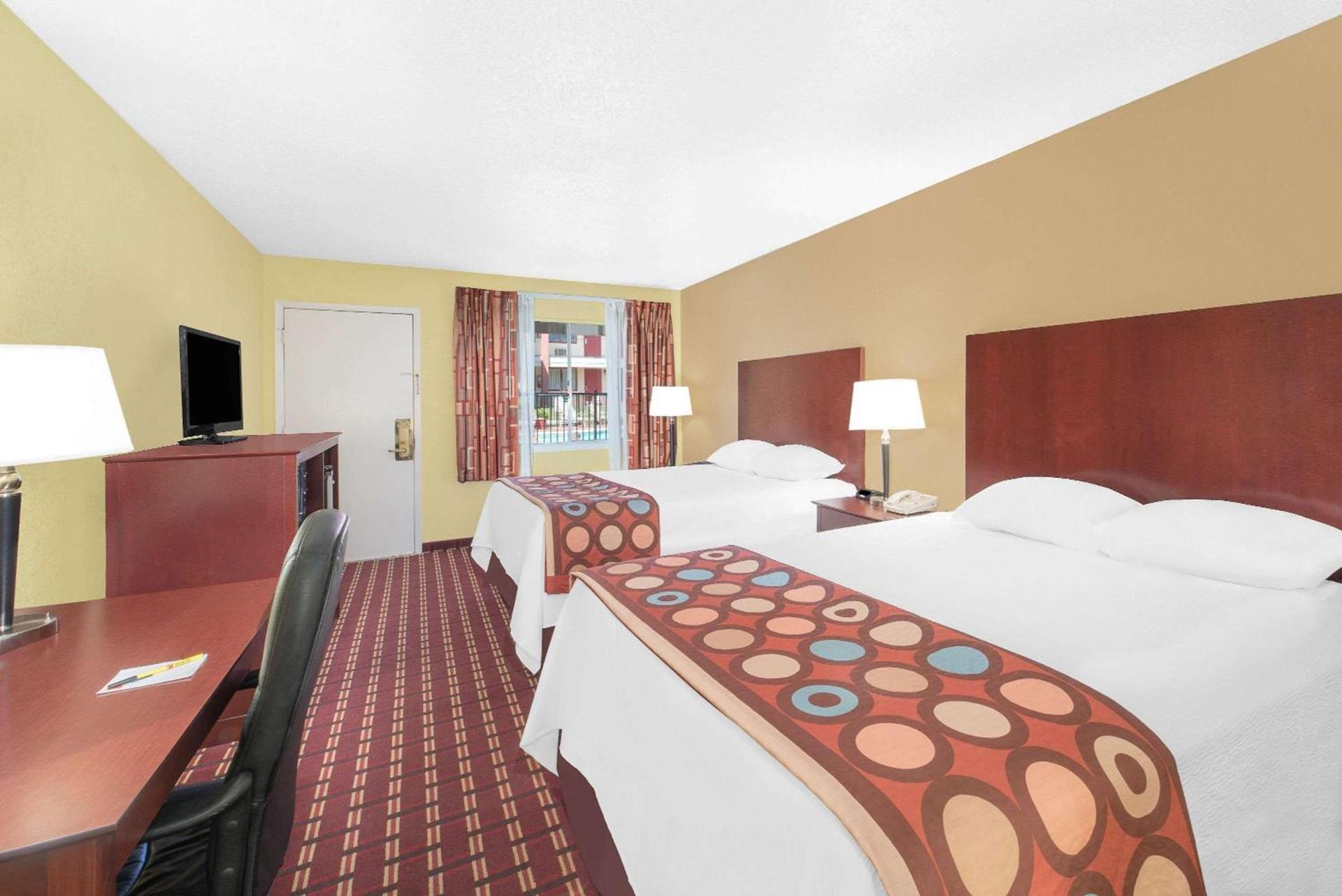 Super 8 by Wyndham Kerrville TX photo 13