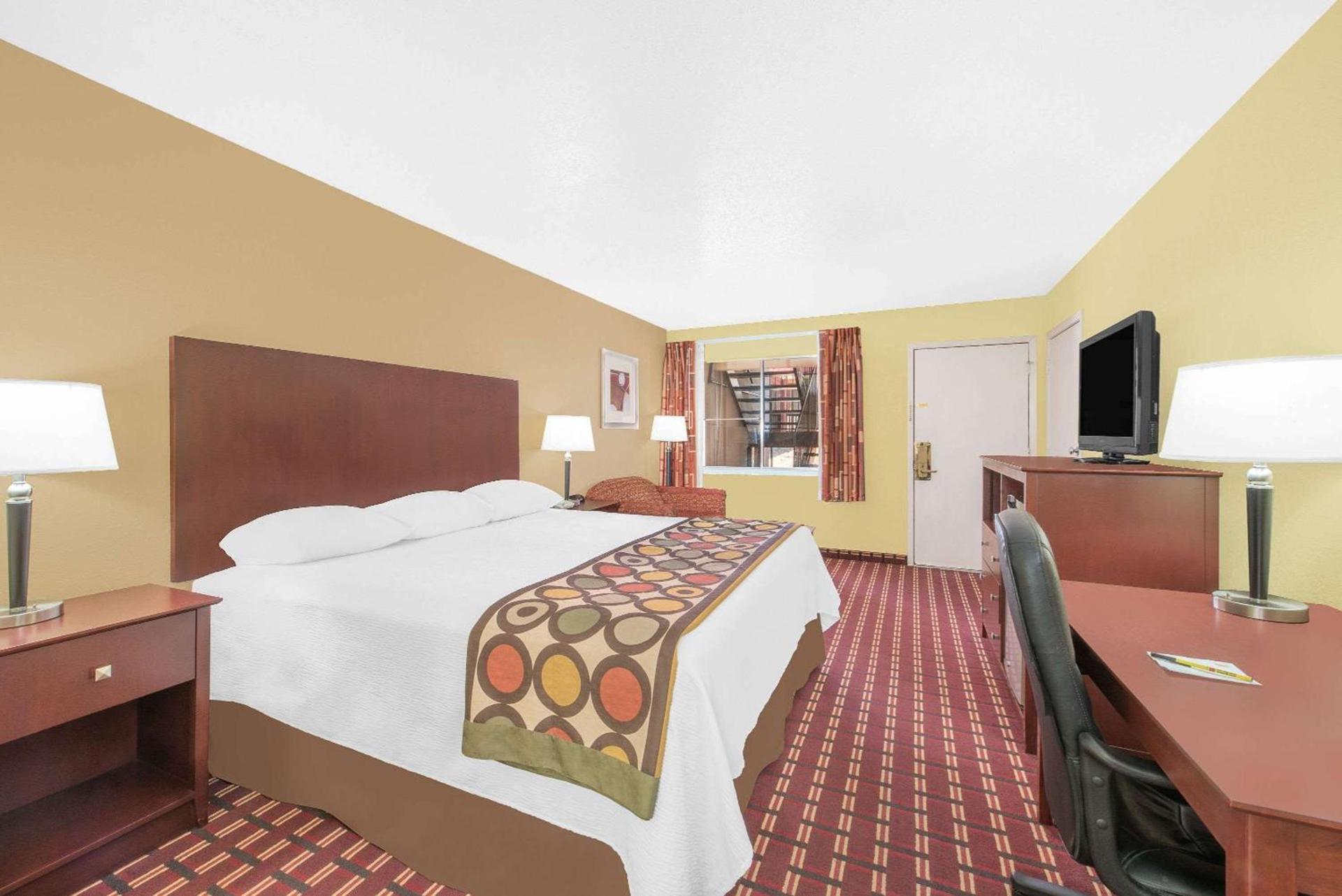 Super 8 by Wyndham Kerrville TX photo 9