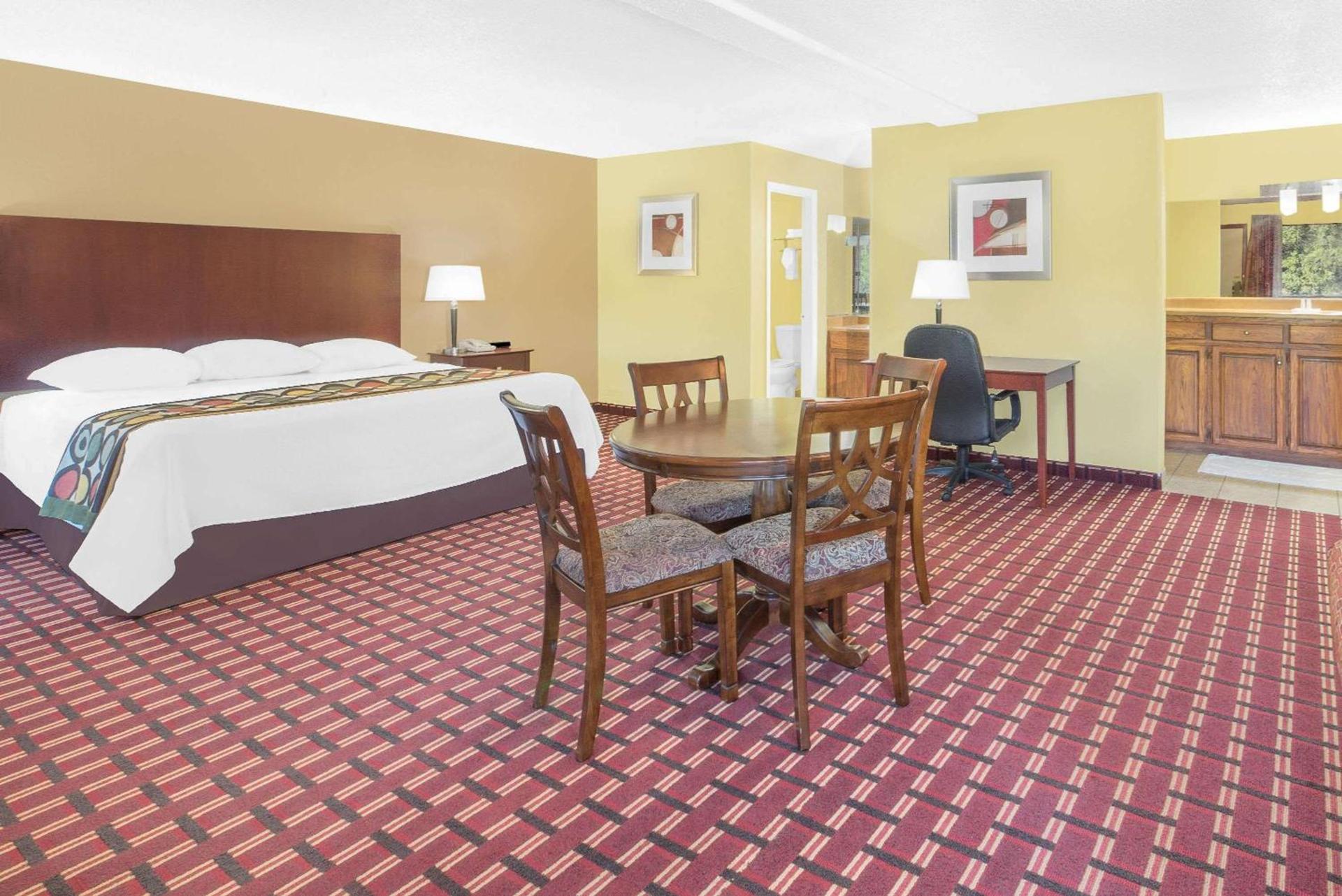 Super 8 by Wyndham Kerrville TX photo 7