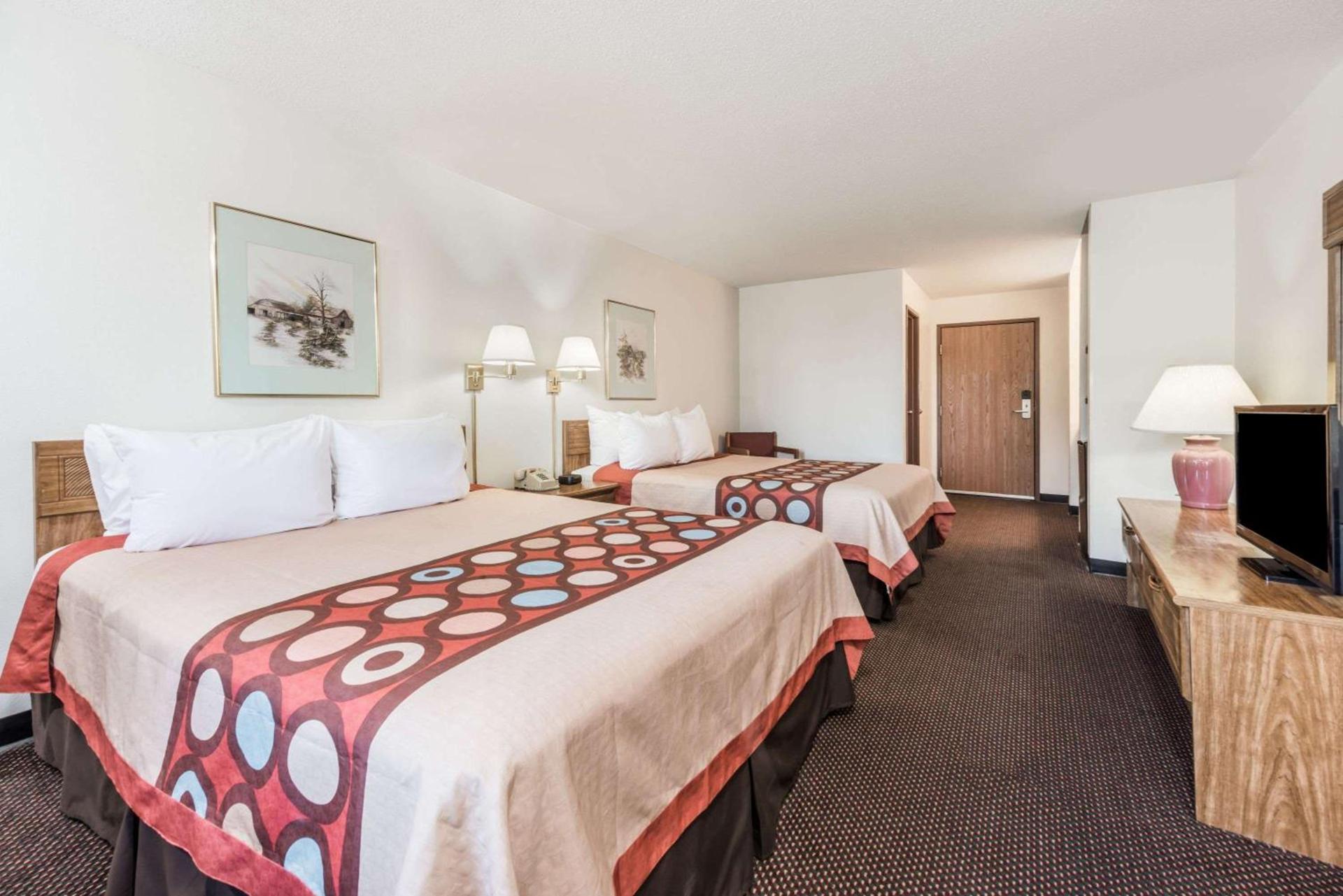 Super 8 by Wyndham Du Quoin photo 9